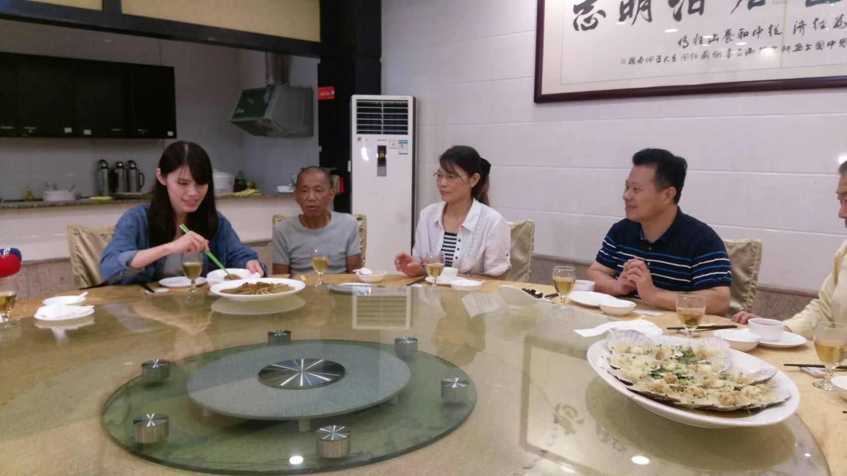 劫後餘生的沈瑞章與妻女的重逢午餐。(家屬提供)