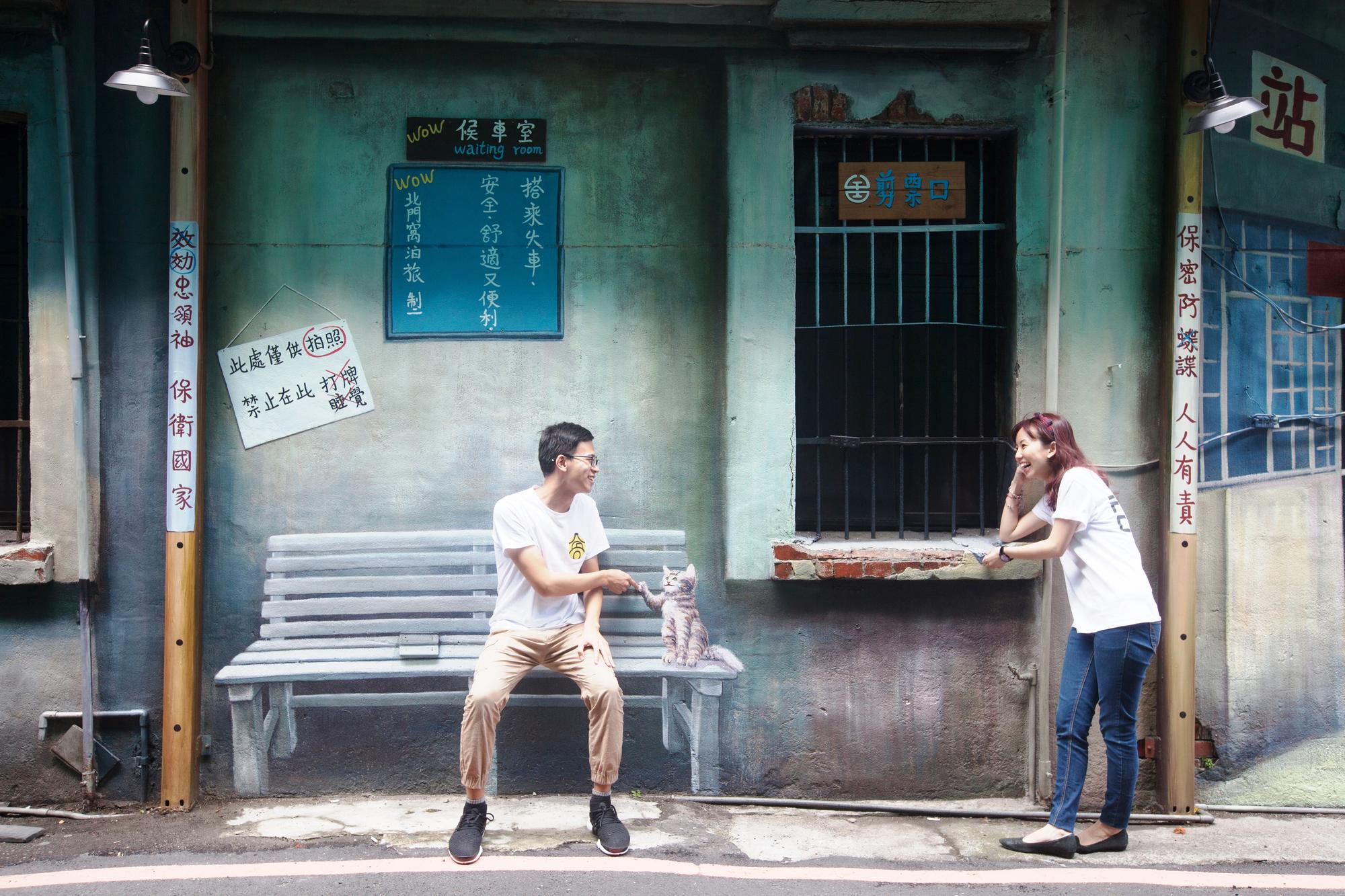 旅館街區的老窗畫成售票口，牆面還有月台座椅區，呼應後火車站的時空背景。