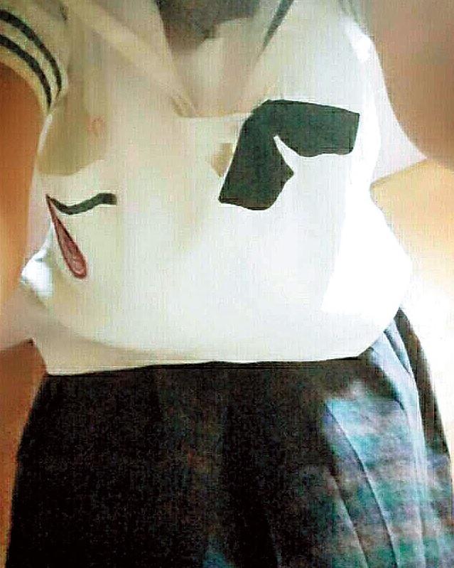 受害女孩穿著制服拍照，可清楚辨識就讀學校。