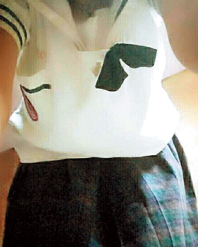 受害女孩穿著制服拍照,可清楚辨識就讀學校。