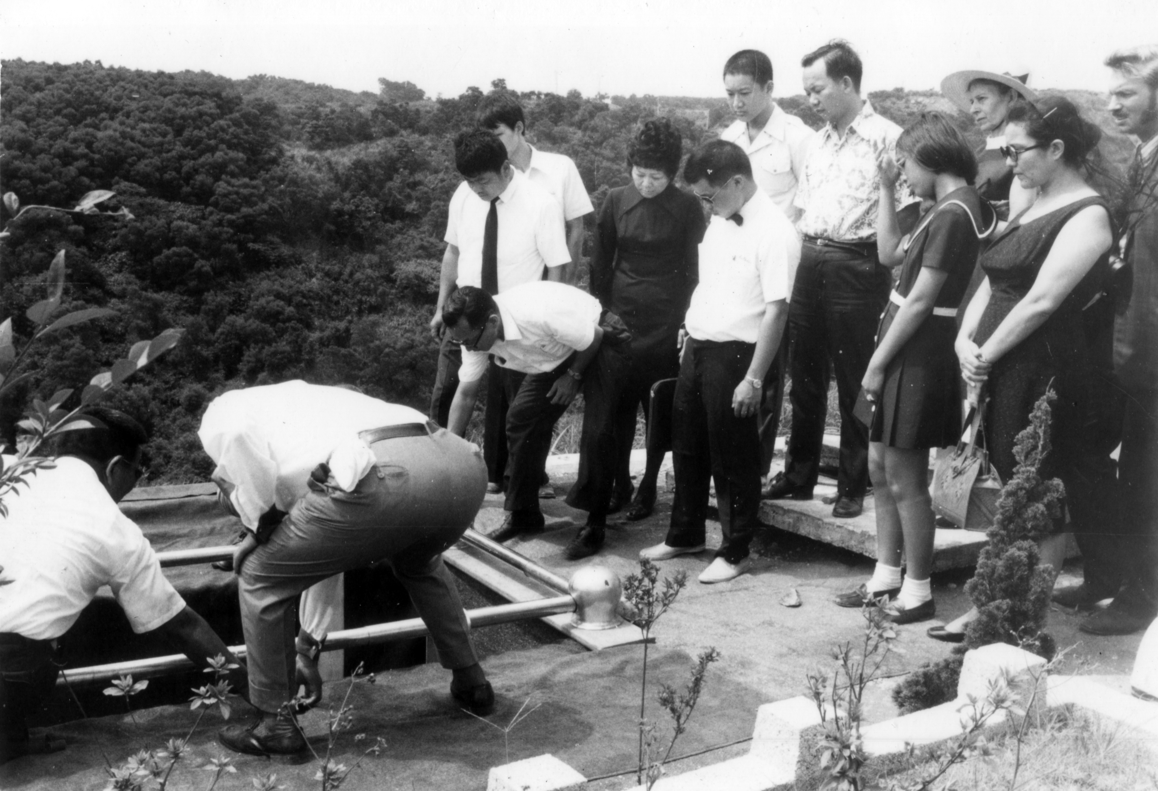 1973年Elsner過世,簡錦錐領著家人親友把他安葬在北投稻香路的墓園。(明星咖啡提供)