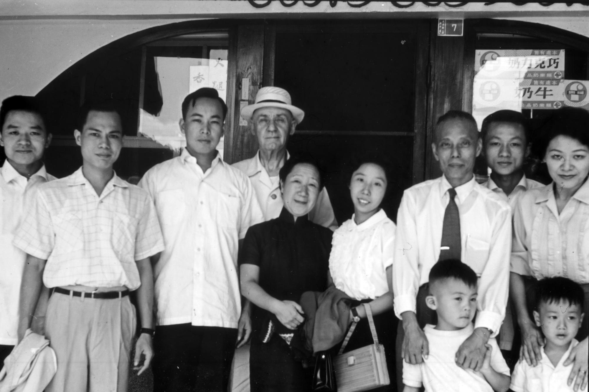 Ensler因無法返回俄國而與簡錦錐同住,二人也發展出亦父亦友的關係。(明星咖啡提供)