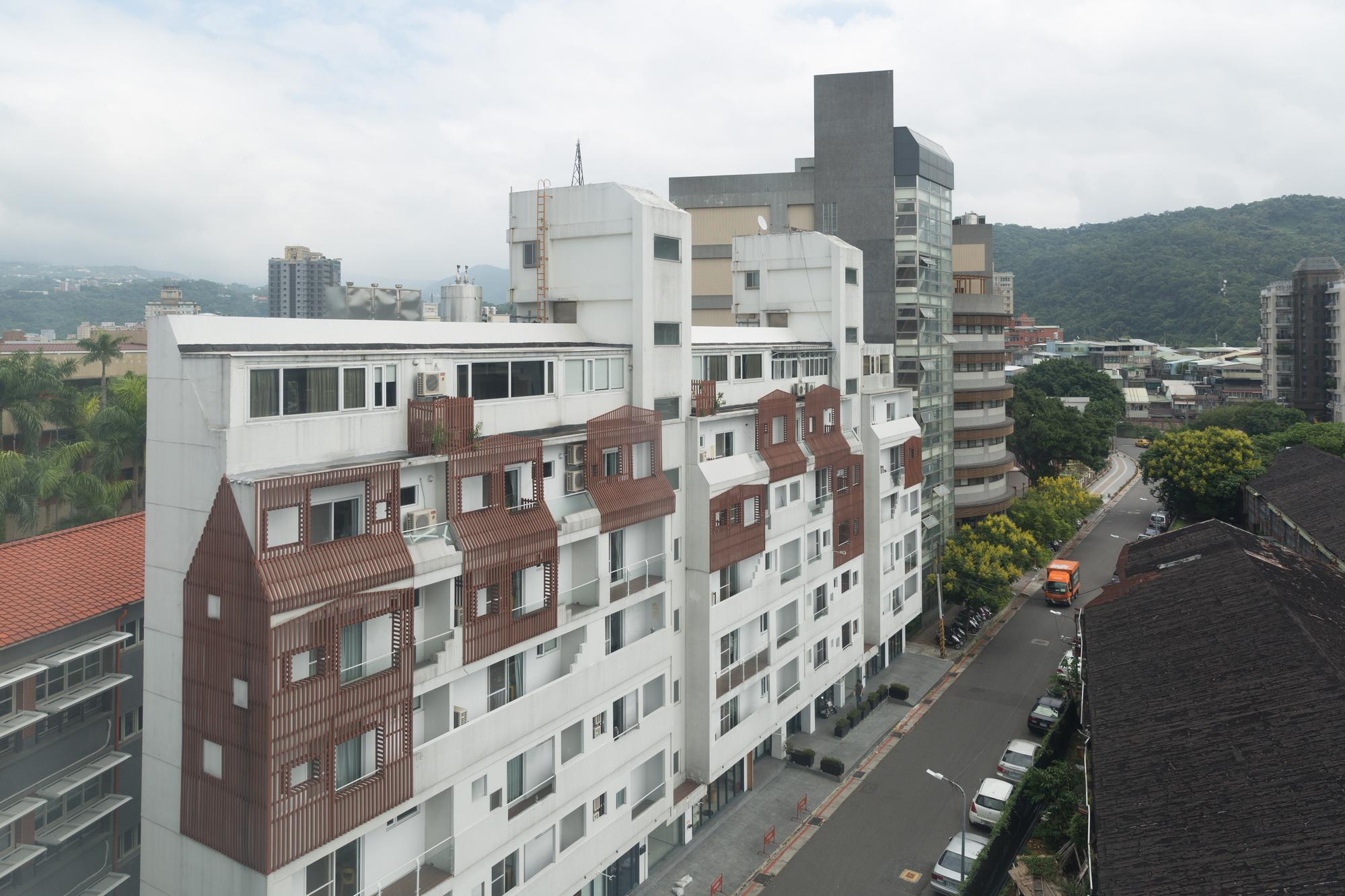「Papersun Apartment」以木條框出櫛比鱗次的家聚落。