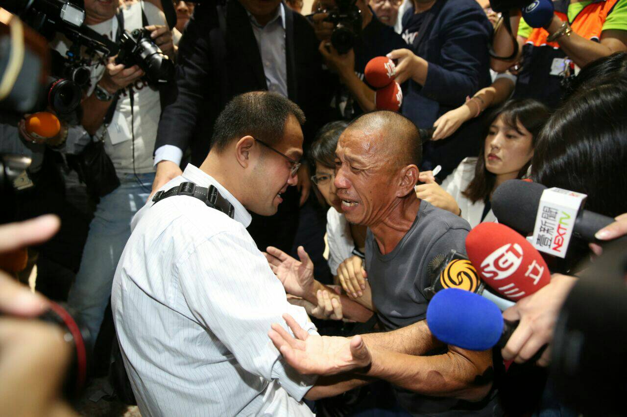 沈瑞章抵台　對船長兒子道歉：「對不起，沒辦法帶你爸爸回來」