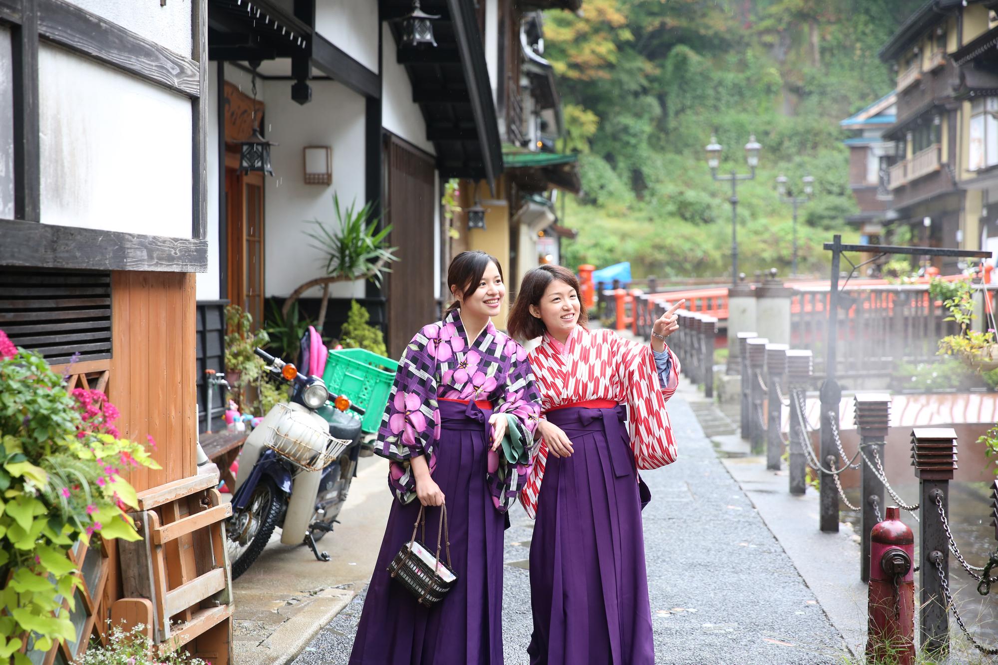銀山溫泉街景停格在大正時代，遊客換上高校生制服，漫步老街，彷彿穿越時空。