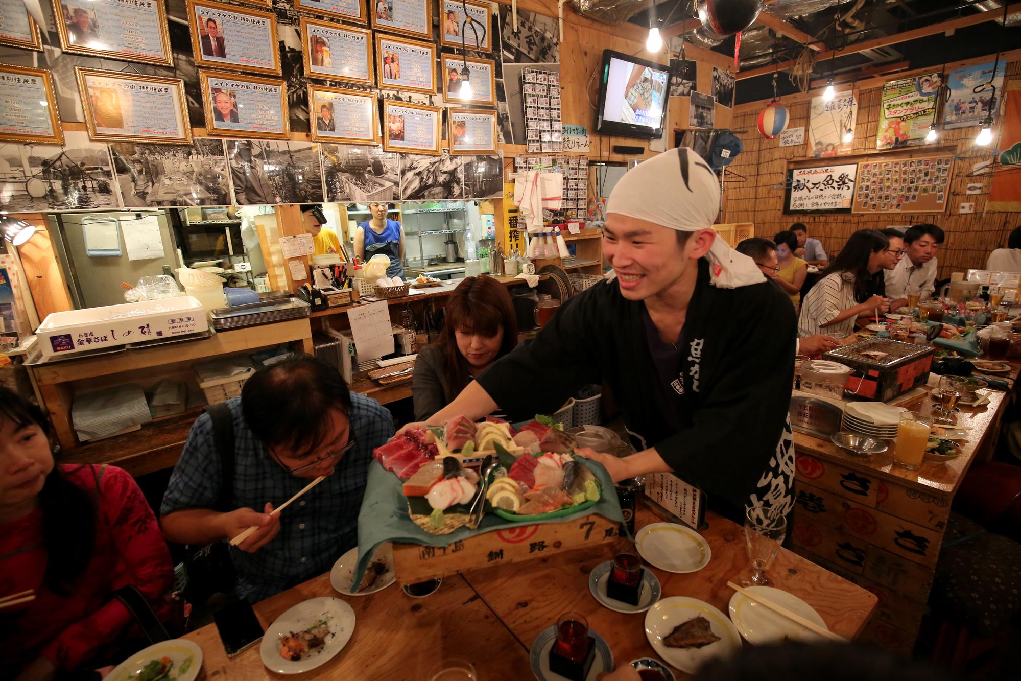 「津田鮮魚店」有自家漁獲新鮮直送，食客吃足鮮味。