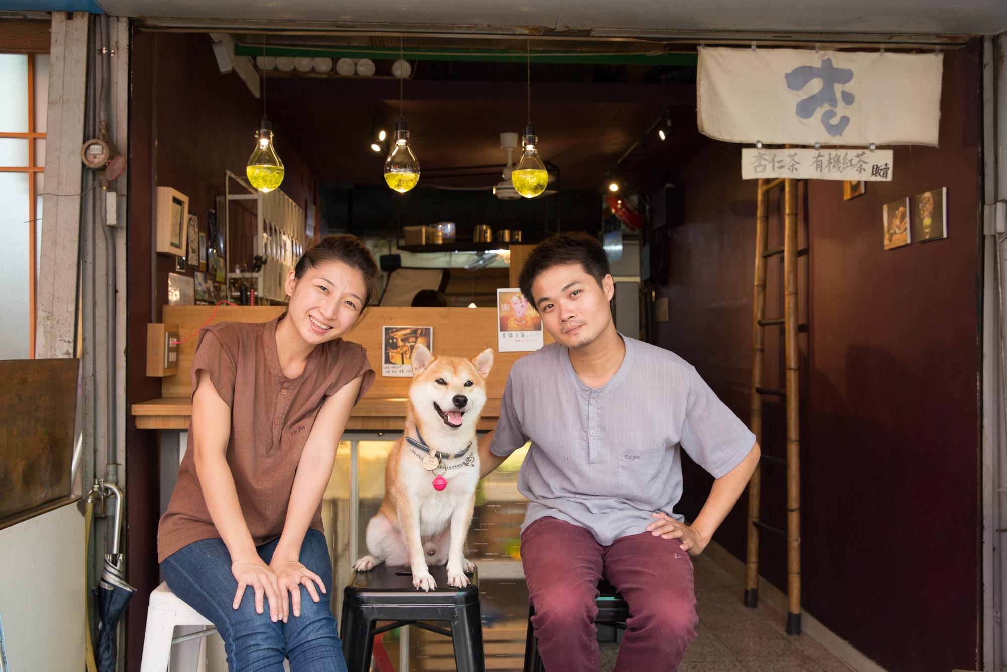 「杏本善」老闆黃恆芳、李坤源和店狗「棒棒」齊心呵護著小店。