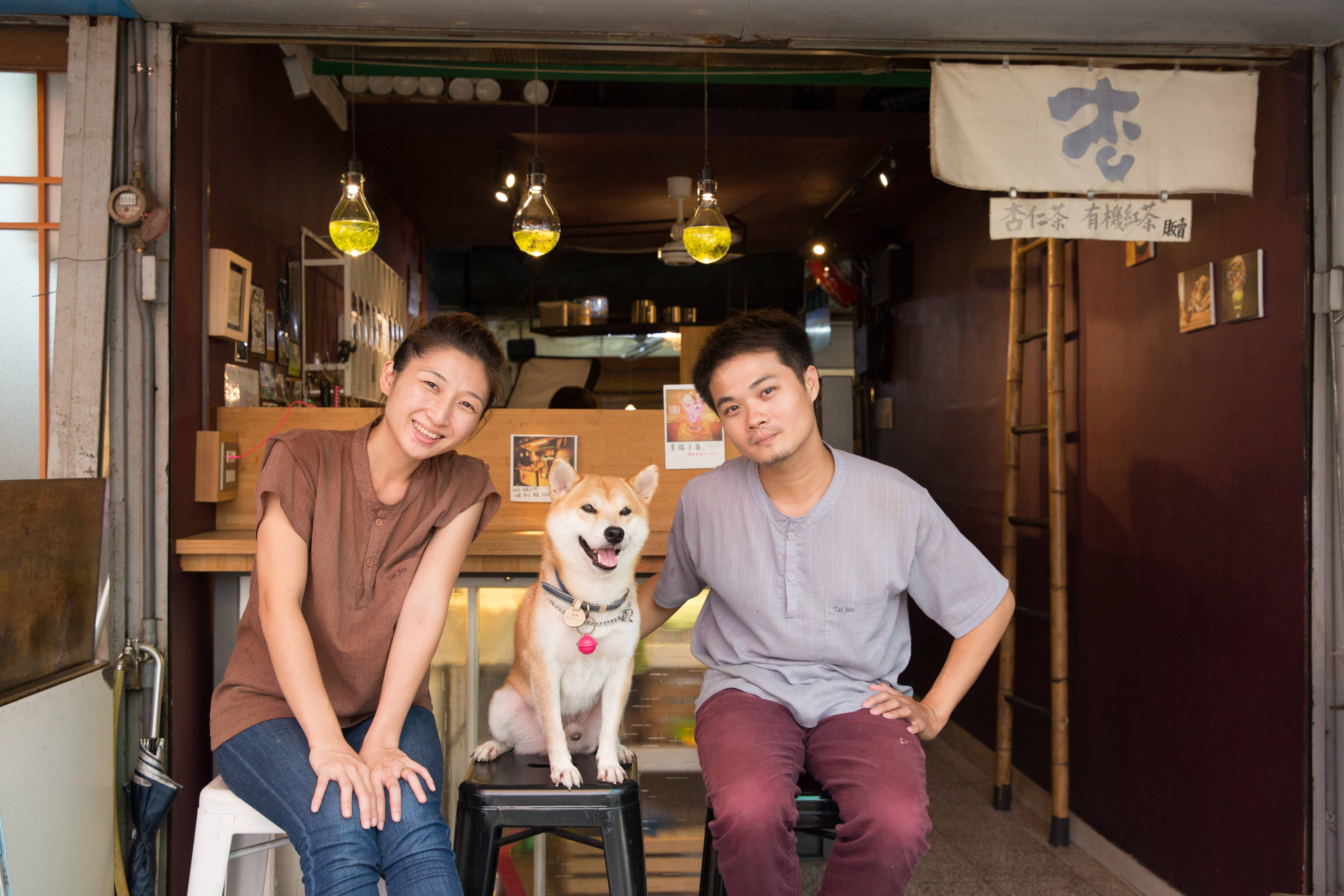 「杏本善」老闆黃恆芳、李坤源和店狗「棒棒」齊心呵護著小店。
