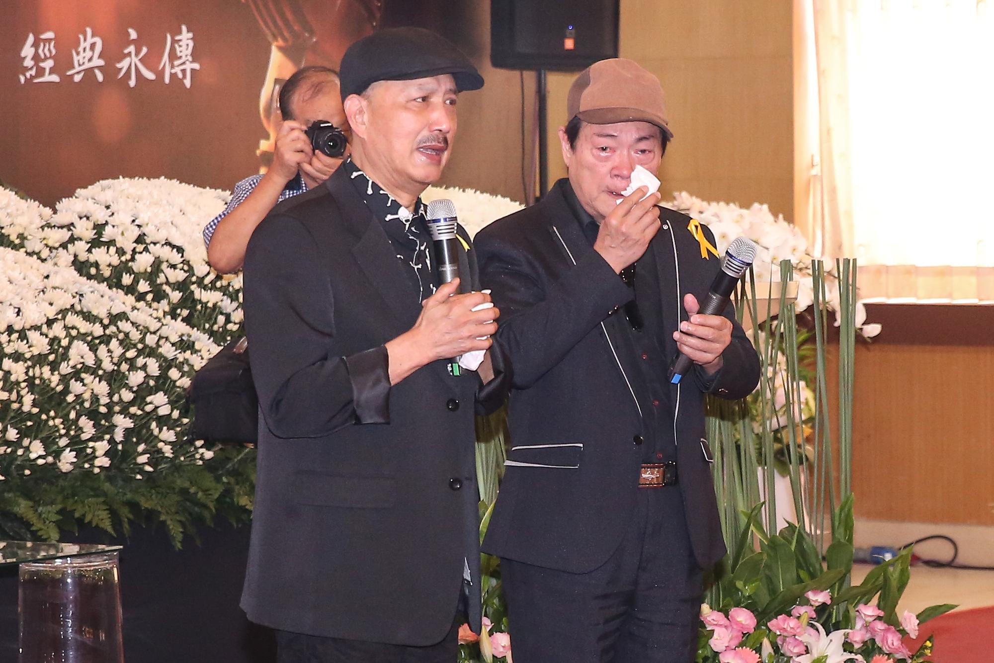 郭金發的結拜兄弟余天、劉福助在告別式上合唱〈思慕的人〉獻給郭金發遺孀。