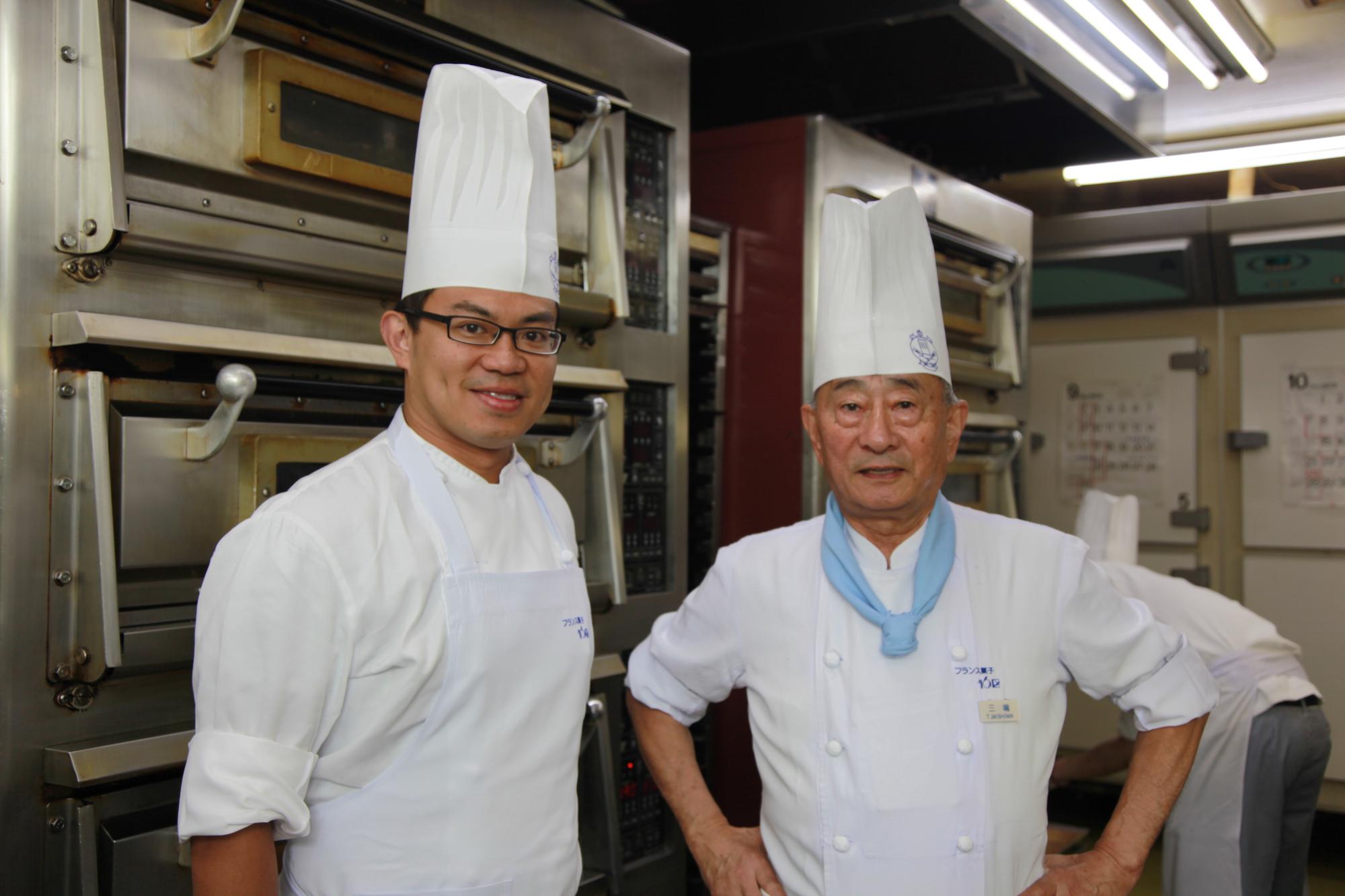 陳世霖（左一）去日本福岡甜點名店十六區（フランス菓子十六区）拜師學甜點，師傅三嶋隆夫（右一）是日本甜點界的傳奇人物，去年獲頒日本天皇勳章。(陳世霖提供）