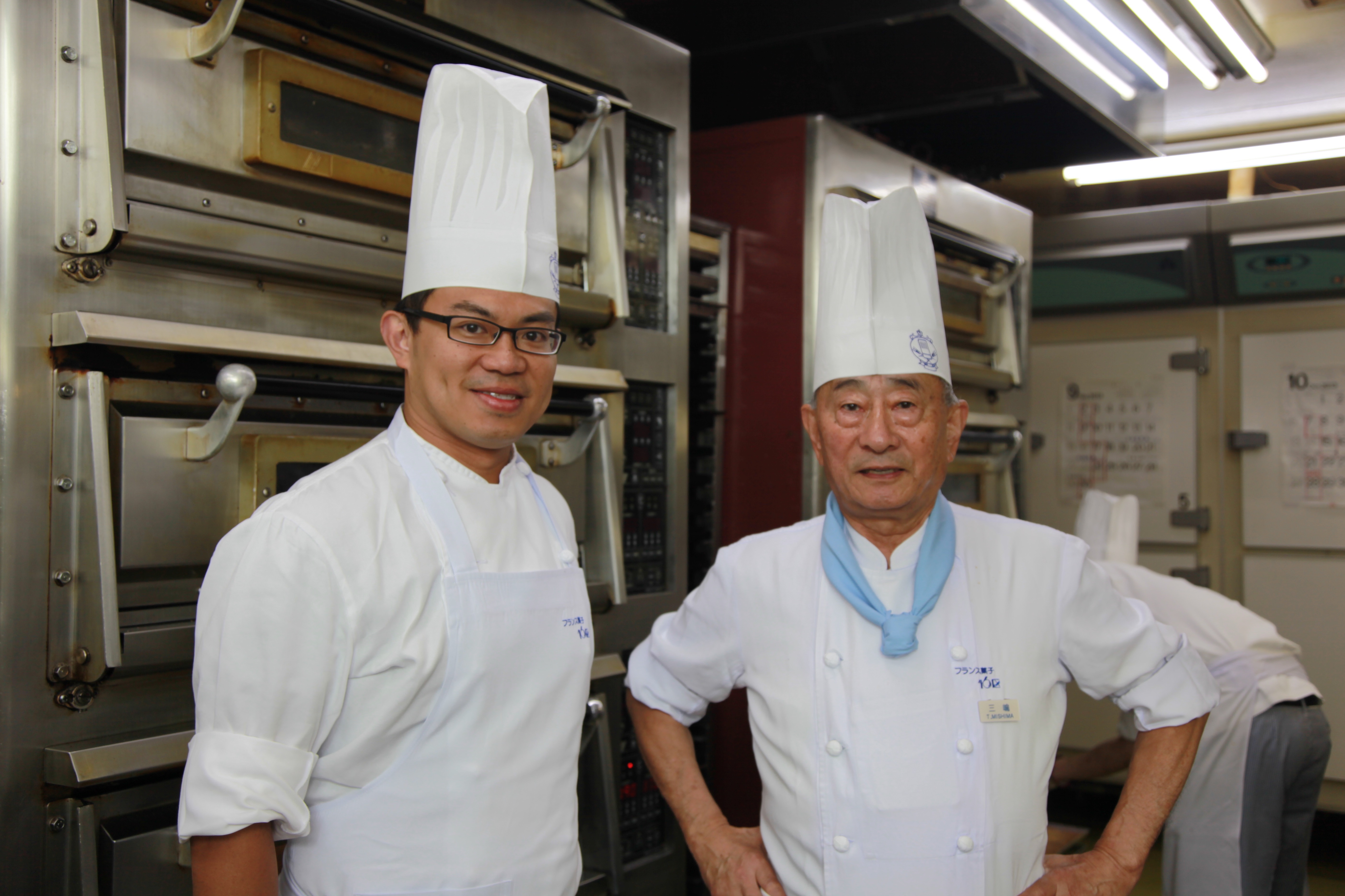 陳世霖(左一)去日本福岡甜點名店十六區(フランス菓子十六区)拜師學甜點,師傅三嶋隆夫(右一)是日本甜點界的傳奇人物,去年獲頒日本天皇勳章。(陳世霖提供)