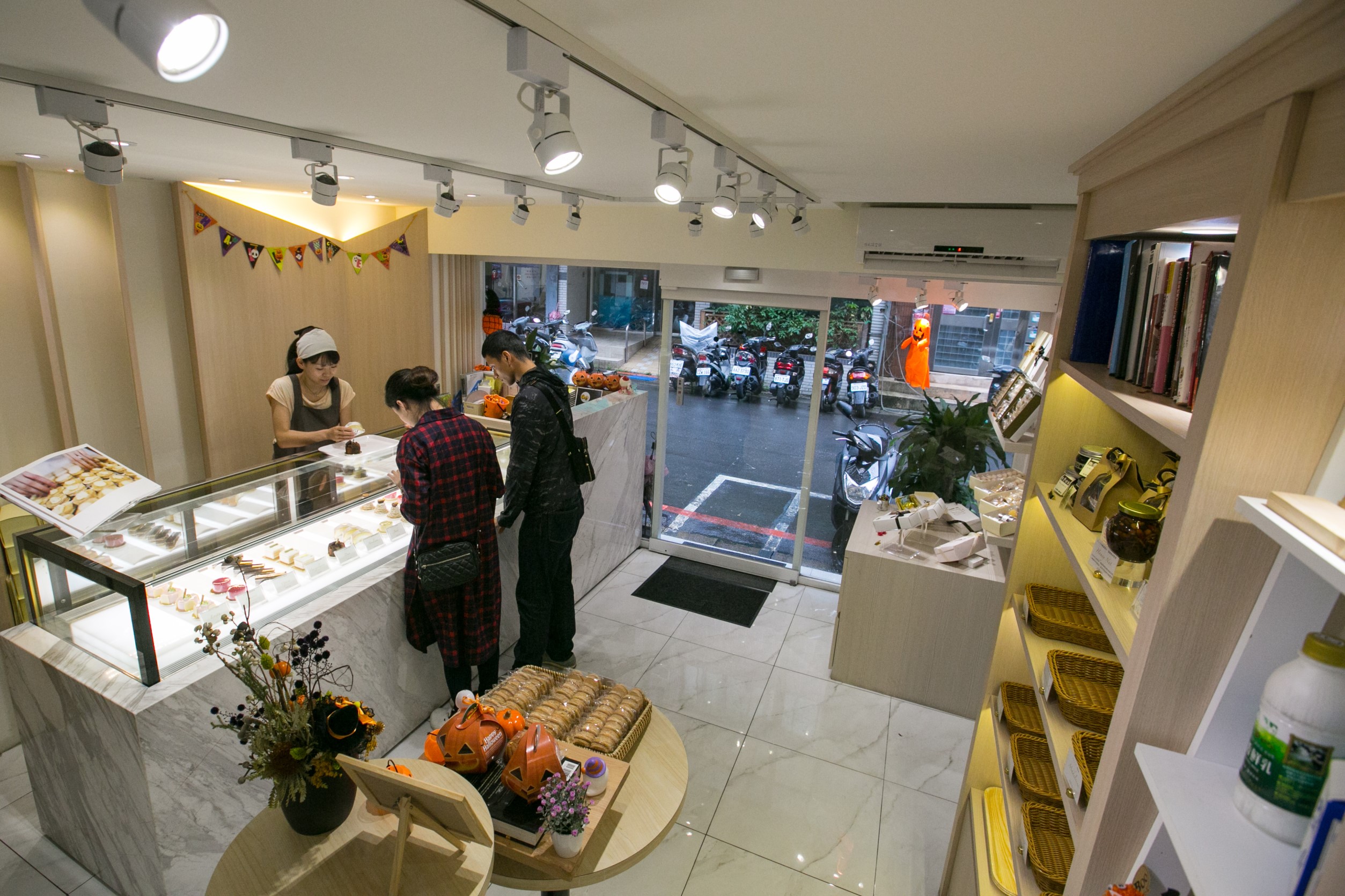 店內裝潢以白色為基底，走簡單路線，常有同行、港澳客、日本人慕名而來，甜點經常晚了就向隅。