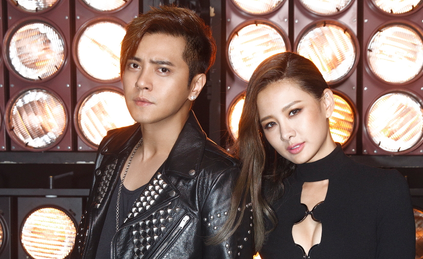 小豬忙跨刀　安心亞祭出爆乳裝致意