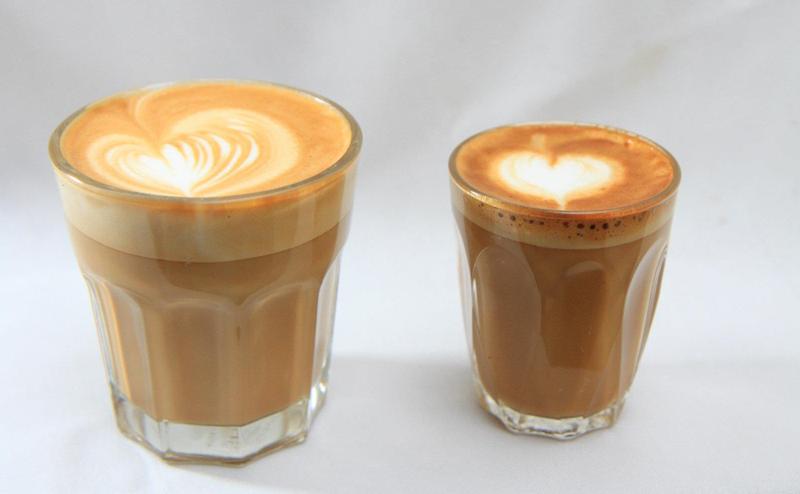 右邊是俗稱小拿鐵的Piccolo Latte，左邊是拿鐵。
