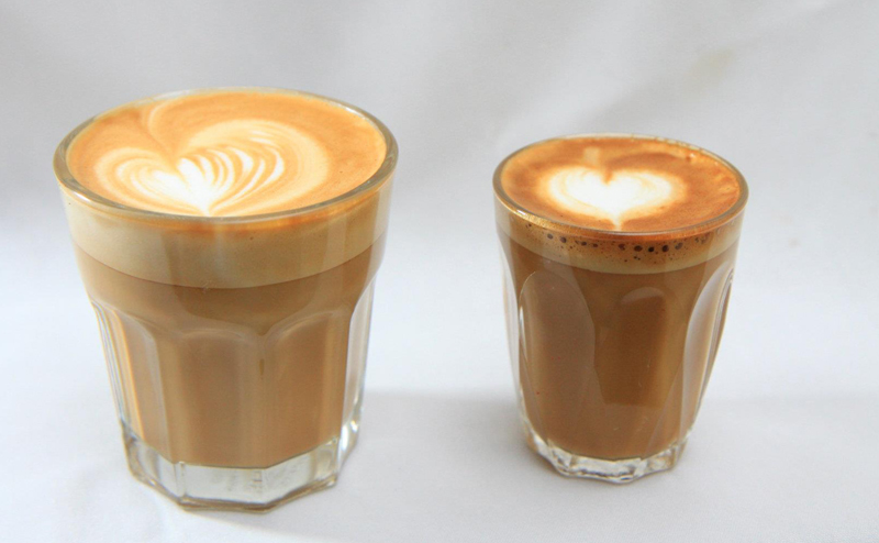 右邊是俗稱小拿鐵的Piccolo Latte，左邊是拿鐵。