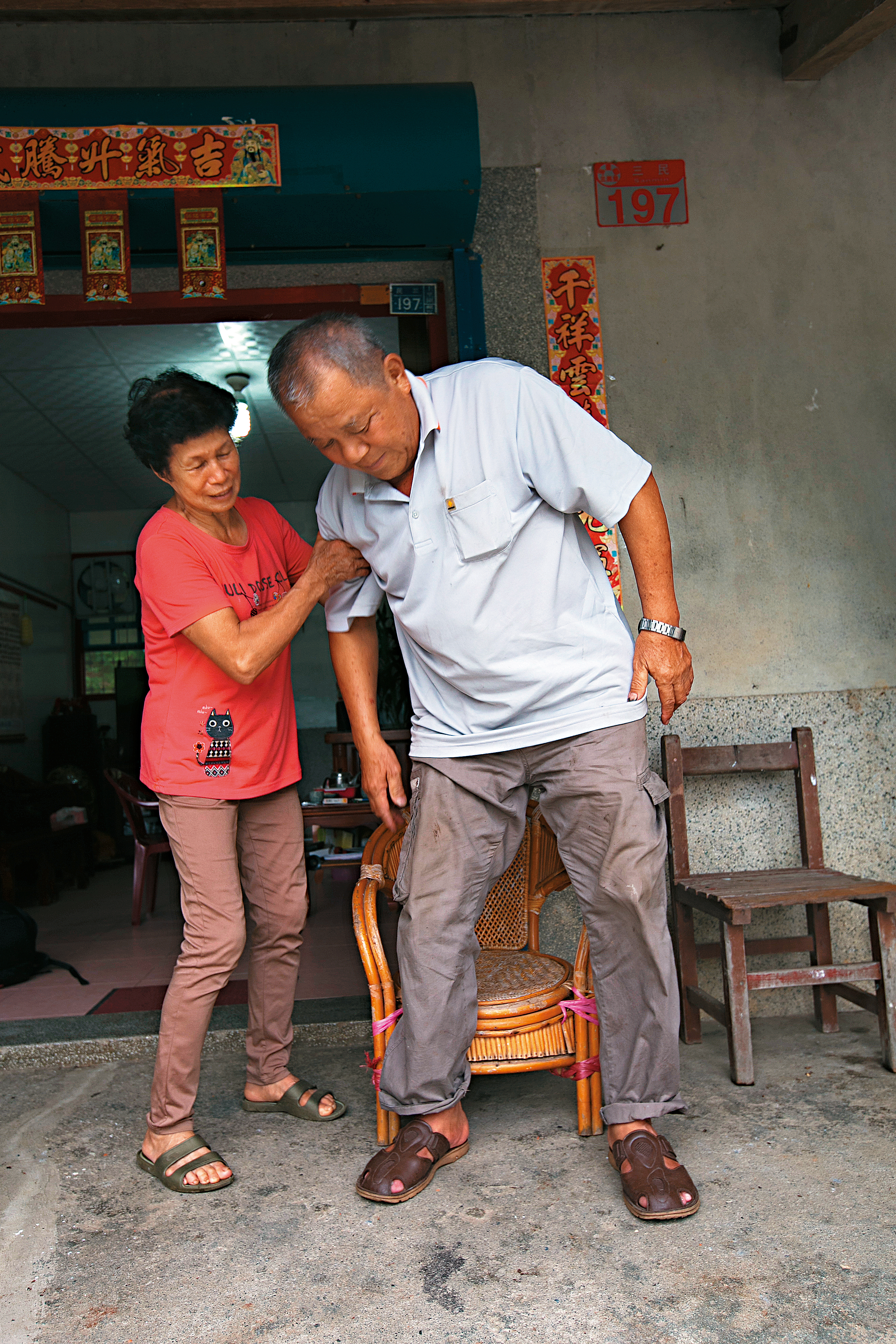 陳順明（右）病倒後，妻子楊美花（左）一路陪伴。她把照顧當成前世欠他的債。