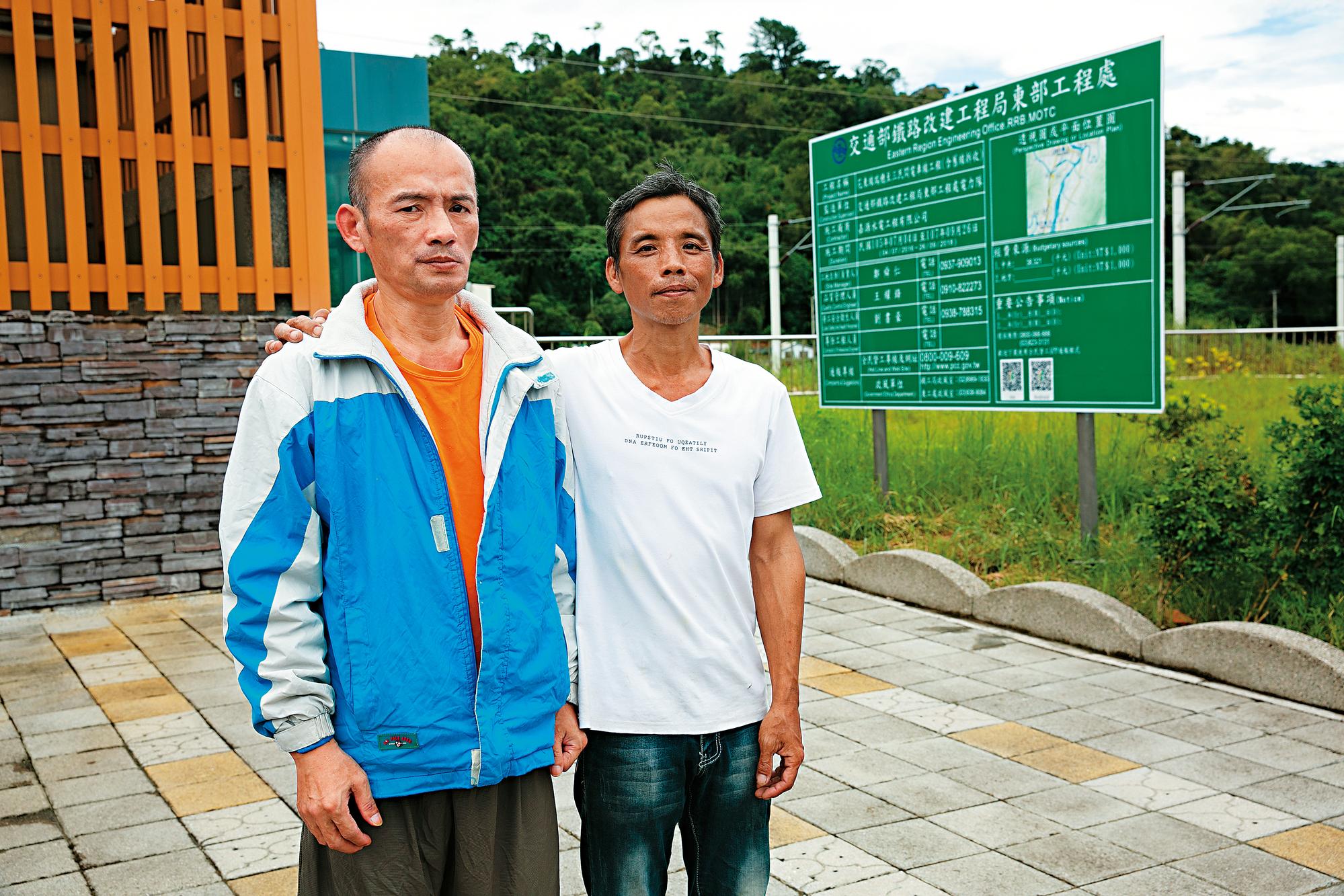 李世憲（右）和哥哥阿德（左）同時罹患潛水夫症，家庭陷入困頓。
