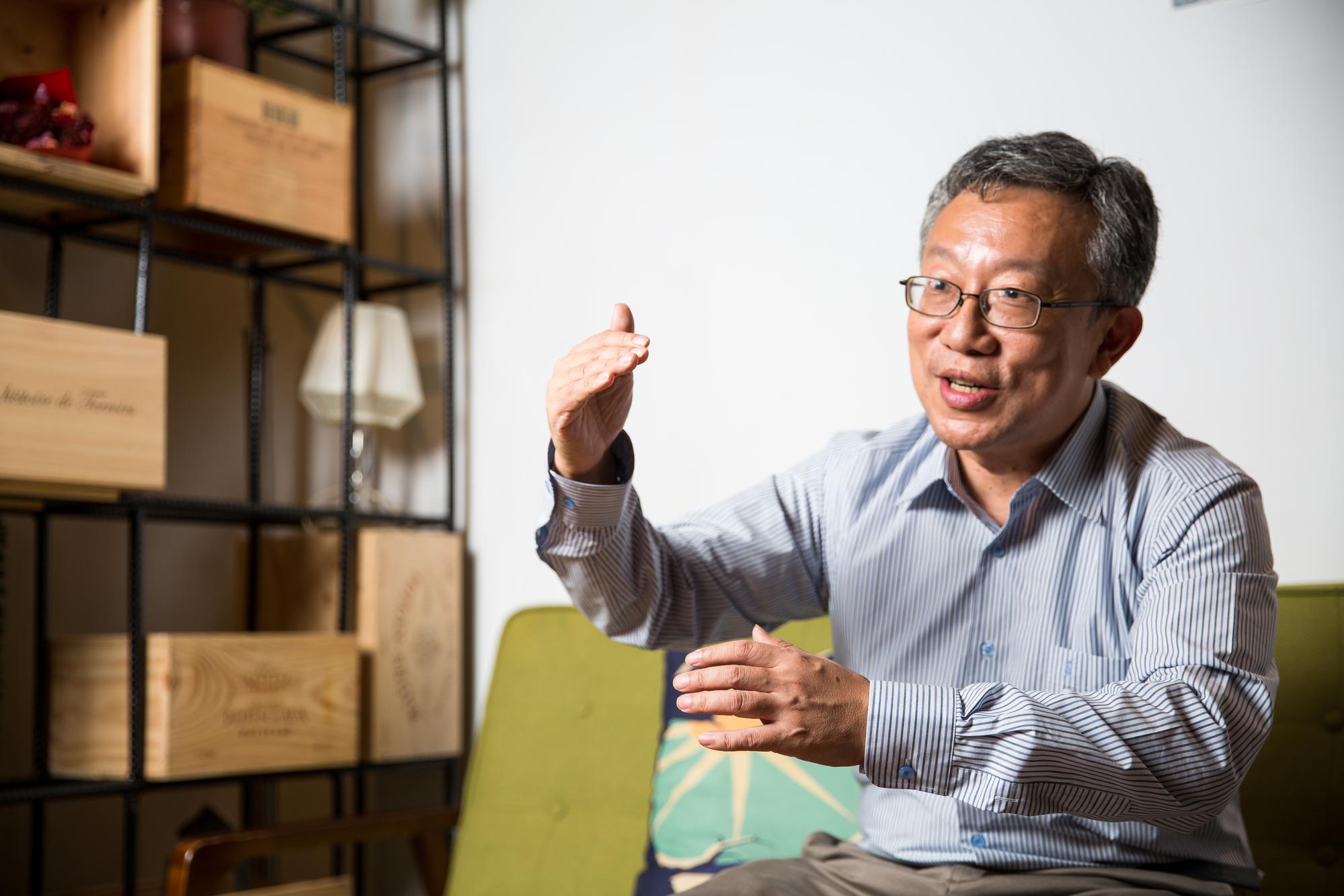 施昇輝笑說因為操作台灣50,使人生美夢成真,「花越少時間盯盤,就有越多時間看電影享受生活」。