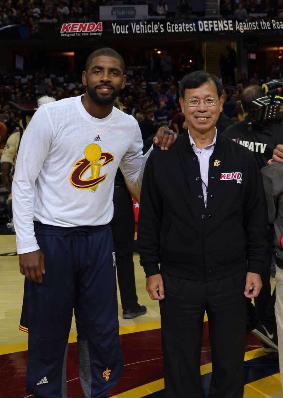 建大副董事長楊啟仁穿著「KENDA」外套跟騎士隊隊長「Kyrie Irving,凱里.厄文」合照。