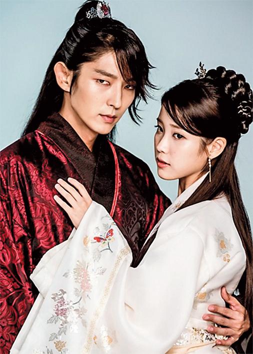李準基與IU(右)合演的《步步驚心:麗》在華語區大受歡迎。(翻攝自網路)
