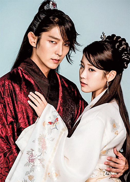 李準基與IU(右)合演的《步步驚心:麗》在華語區大受歡迎。(翻攝自網路)