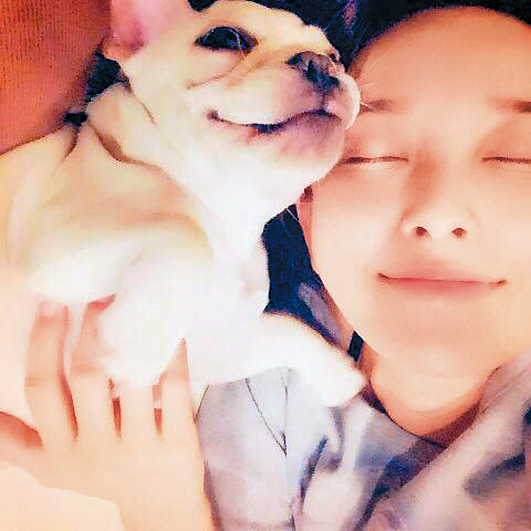  2人養的愛犬Hana已經快要2歲，是家裡第三位成員，當愛紗認定周洺甫是未來老公後，才點頭答應飼養。（翻攝自愛紗臉書）