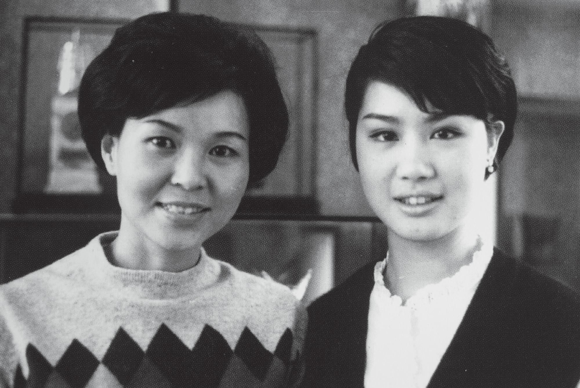 1971年紀露霞（左） 在嘉義正聲電台主持《紅露時間》，訪問楊麗花。（紀露霞 提供）