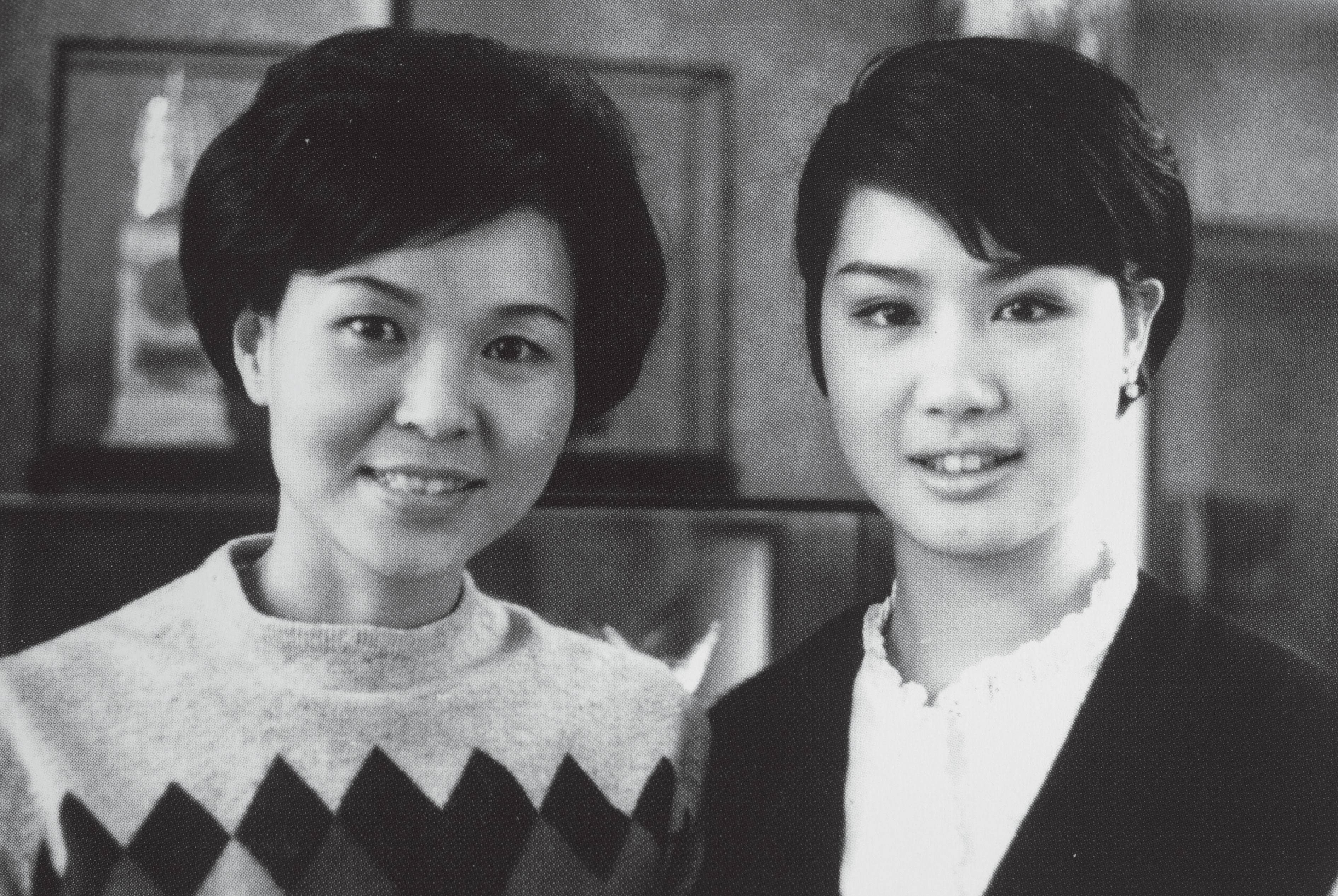 1971年紀露霞(左) 在嘉義正聲電台主持《紅露時間》,訪問楊麗花。(紀露霞 提供)