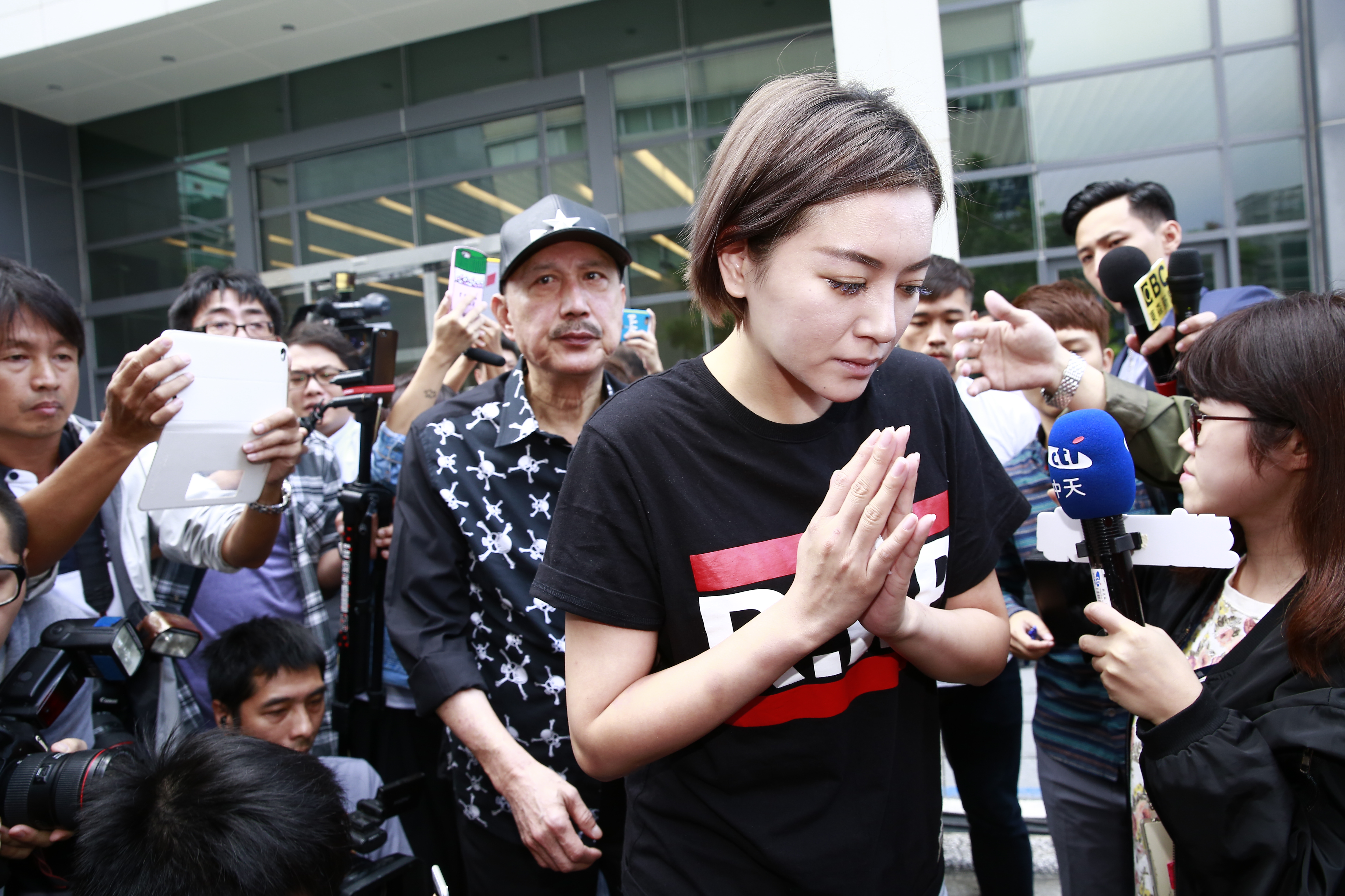 李妍憬與運匠互毆亂咬　聲稱自我防衛