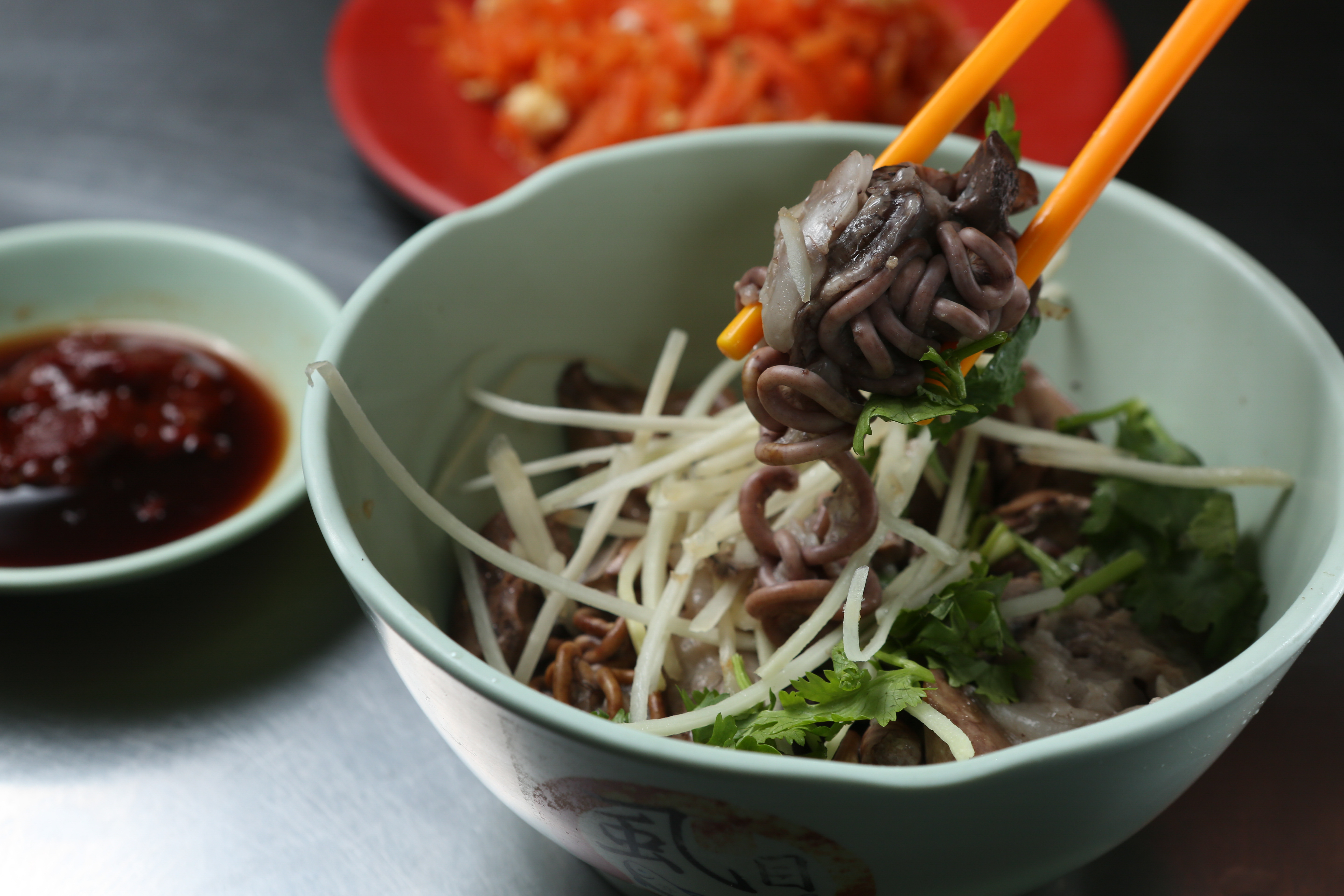 清晨限定清燙魚腸（50元／碗）彈脆腴美。