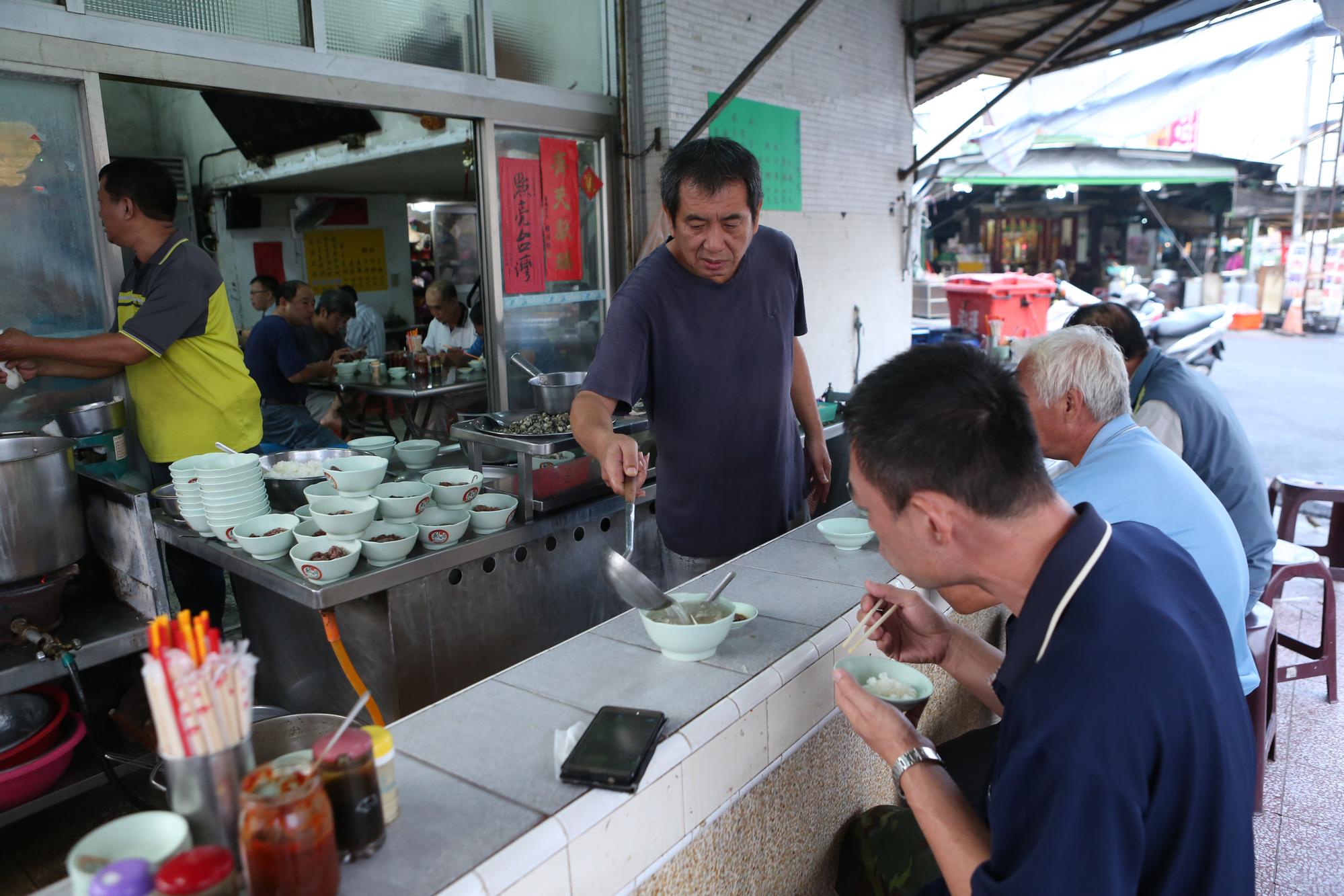 除了魚鮮湯甜,店家還會隨時幫客人加湯,加了人情滋味更好吃。