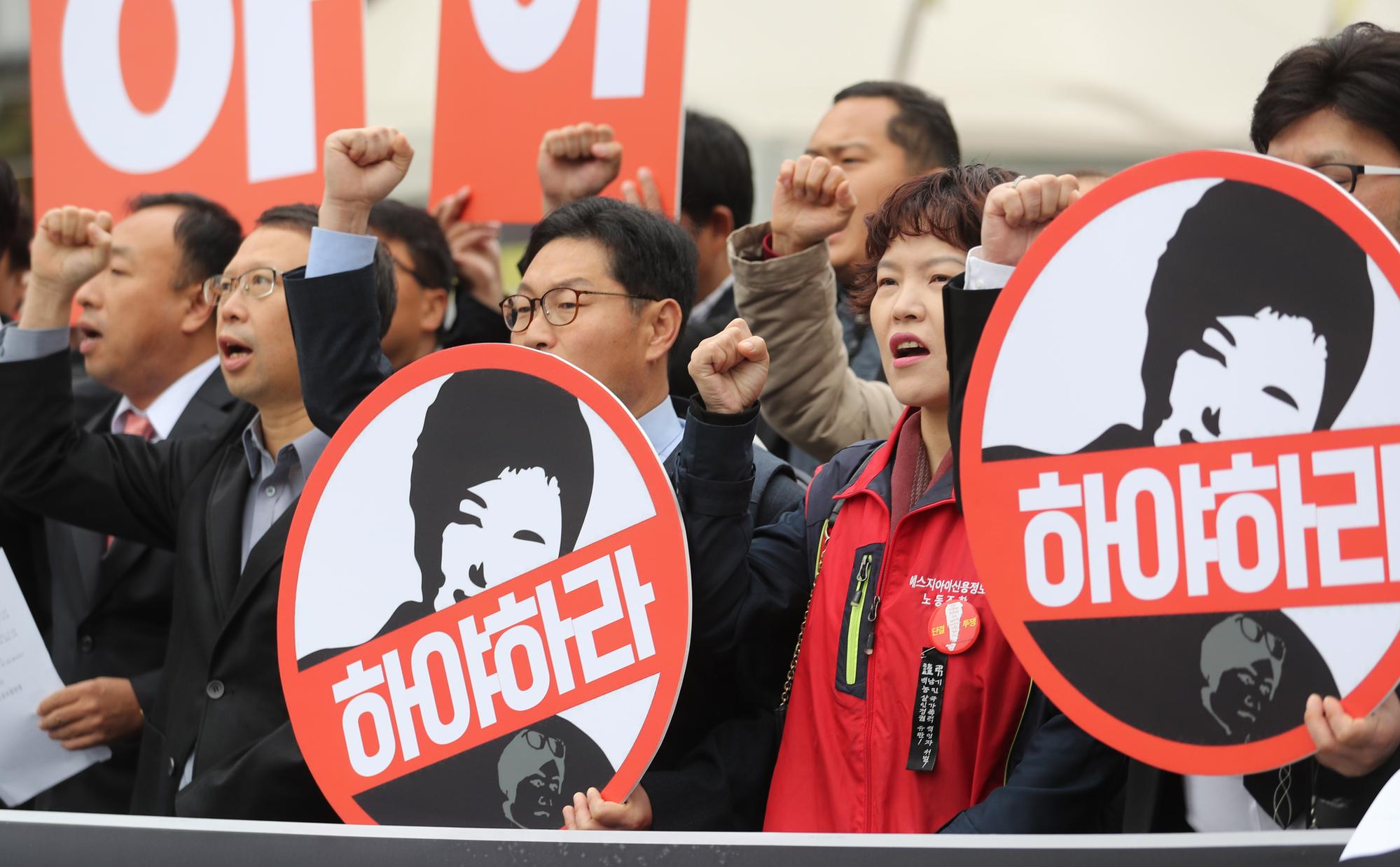 近3萬南韓民眾走上街頭抗議,他們無法接受,選出來的總統朴槿惠竟然是個魁儡。(東方IC提供)