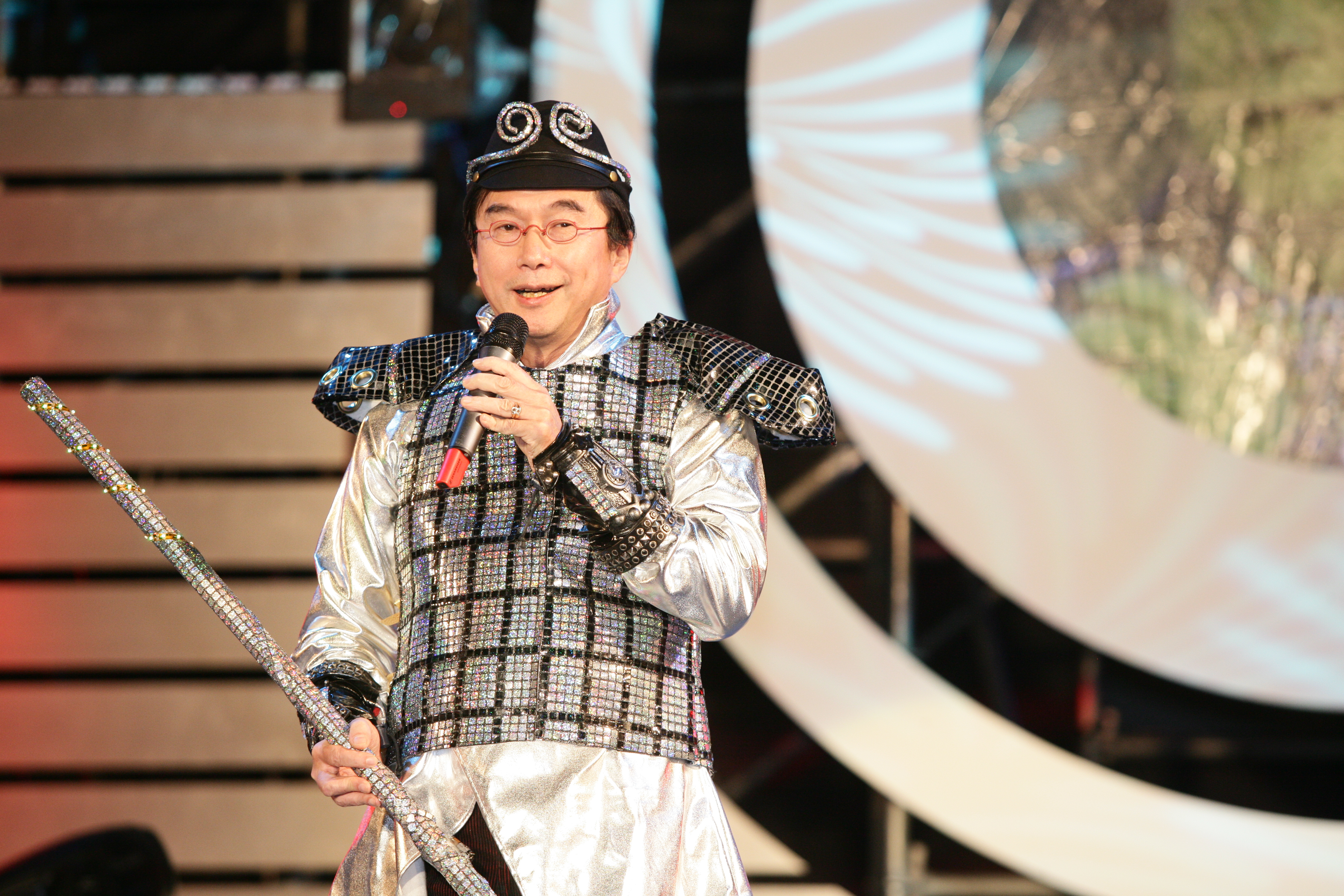 為了宣示決心，林百里在廣達尾牙上扮演孫悟空，要帶廣達員工們上雲端。