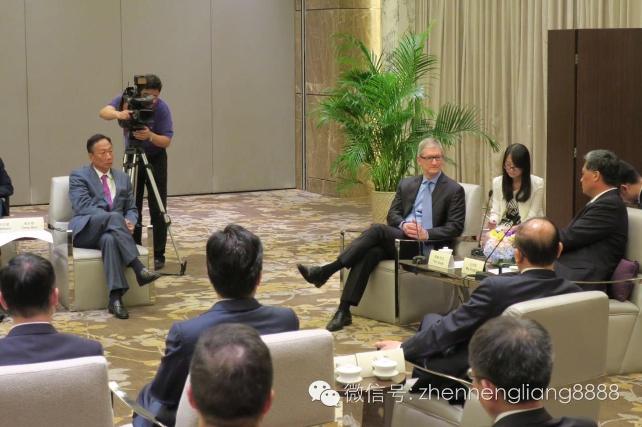 郭台銘運用自己的中國官方人脈,協助庫克打通關係,只要庫克有官方拜會行程,都可見到郭台銘身影。