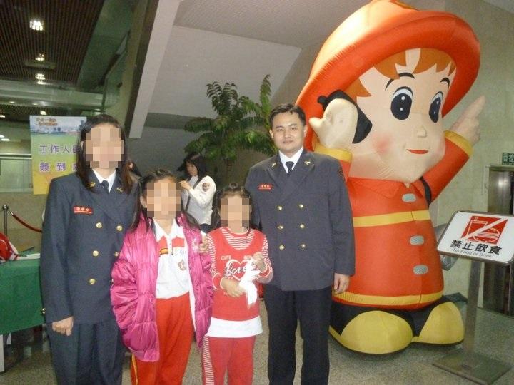 身為小隊長的林恒全，育有2名子女，妻子也是消防隊員，外界看來的美滿家庭，私下卻是一團亂。（翻攝林恒全臉書）