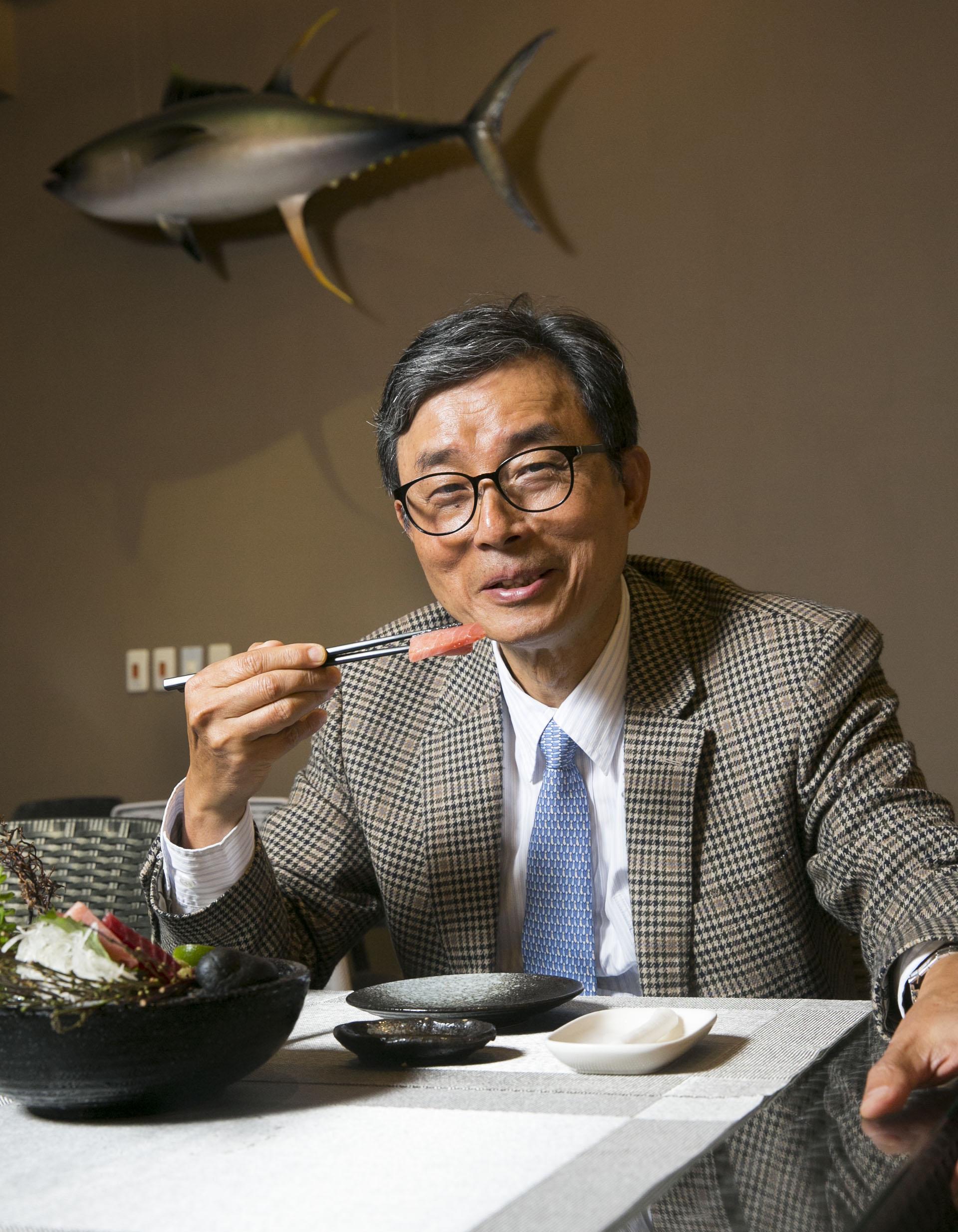 劉保佑因為愛吃黑鮪魚，乾脆在自家的那米哥會館開間黑鮪魚專賣店。