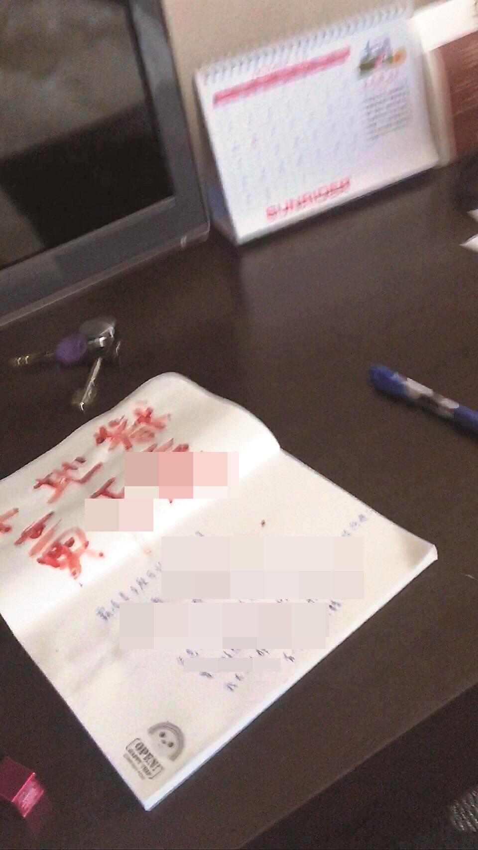 案發房內的梳妝台上留有吳女的遺書,上頭還特地用紅色大字咒霸凌自已的閨密「下地獄」。