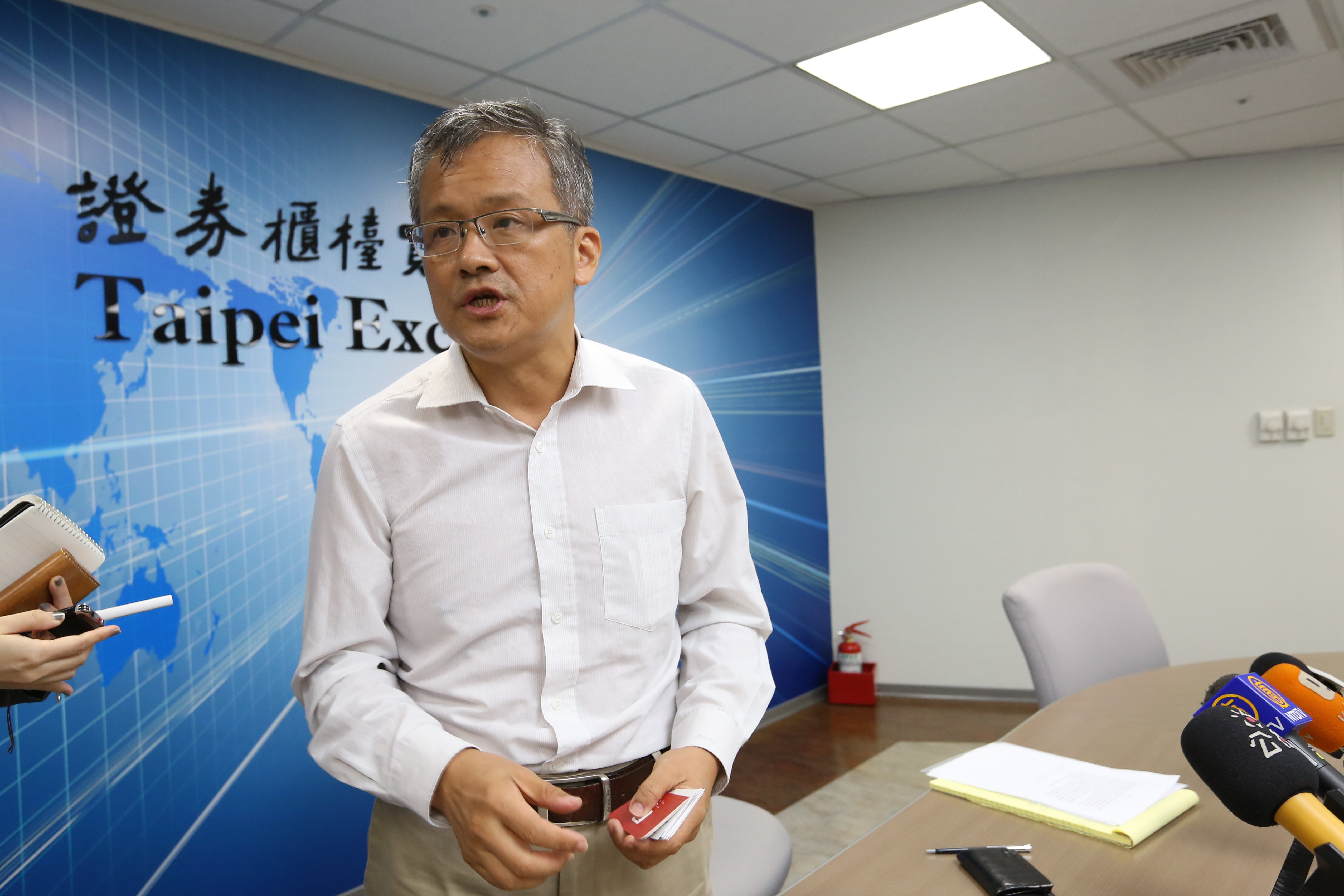 距法規規定財報公布截止日只剩下兩週，急得代理董事長丁萬鳴在記者會直言：「拜託大家幫忙介紹會計師。」