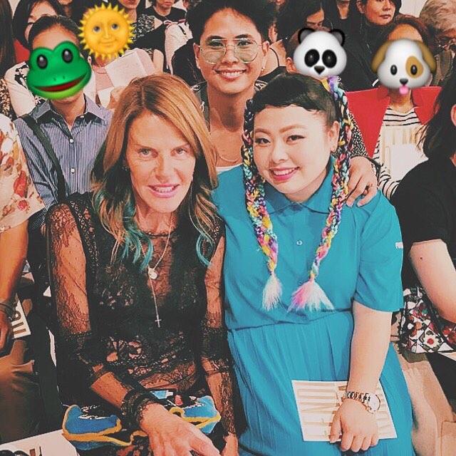 渡邊直美獲邀前往米蘭時裝週出席Fendi 2017春夏發表秀，與《VOGUE》日本版創意總監Anna Dello Russo坐在首排看秀。（渡邊直美ig）