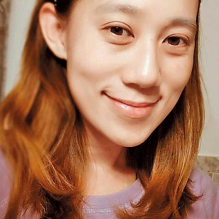 王德愷淡妝模樣,看不出已年逾40,還被網友猛誇好美,王德愷卻自爆是修圖照片。(翻攝自臉書)