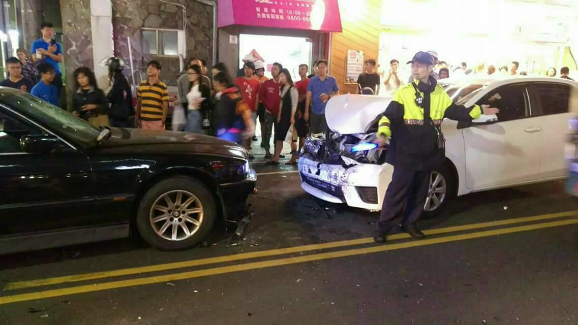 東海夜市昨晚發生車輛衝撞意外，引發民眾熱議。（翻攝網路）