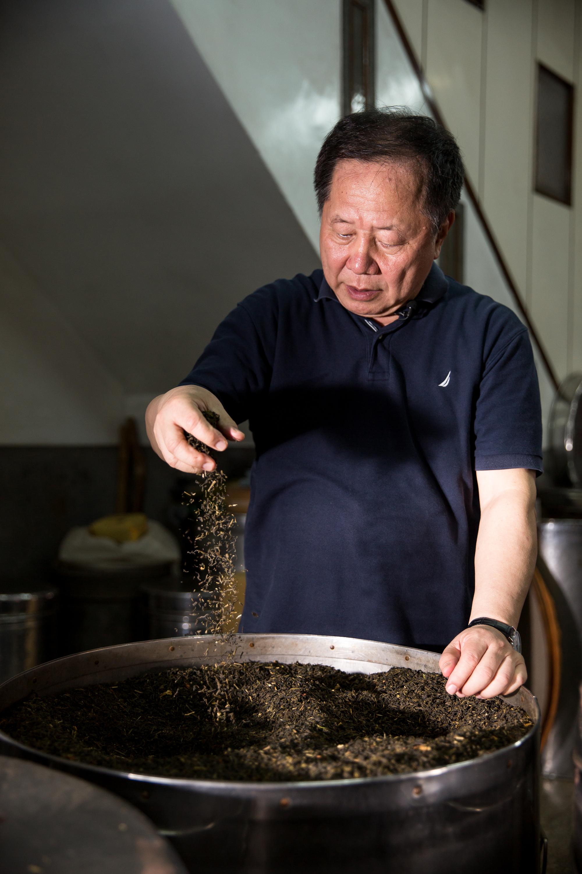父親李土當時是台灣最大銷往泰國茶葉的貿易商，李傳洪天天跟著父親跑茶行泡茶，練出一身品茶功夫。