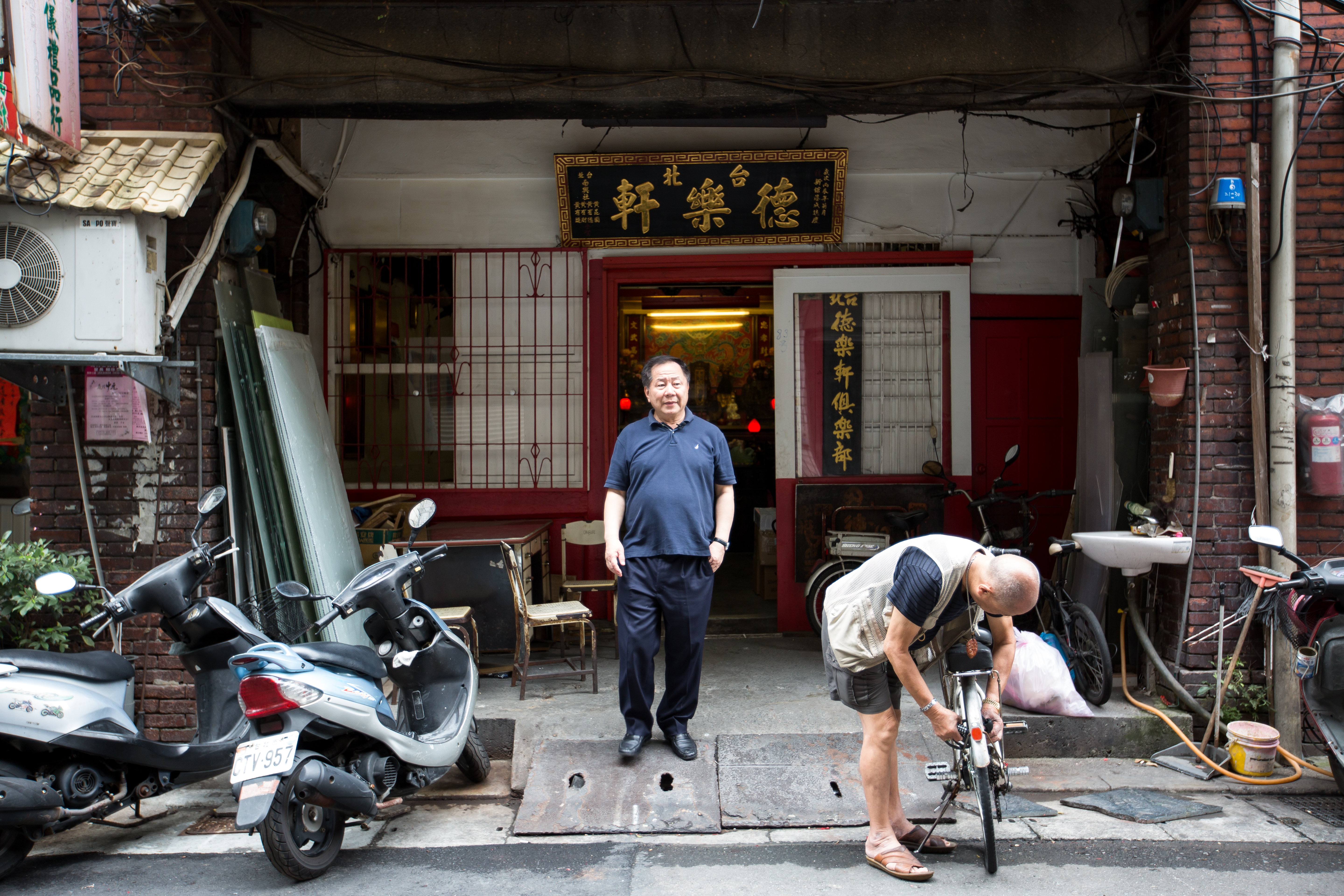 為避免包茶工人械鬥,李土創建當時台北市最大北管社德樂軒,現已交由當地人管理。