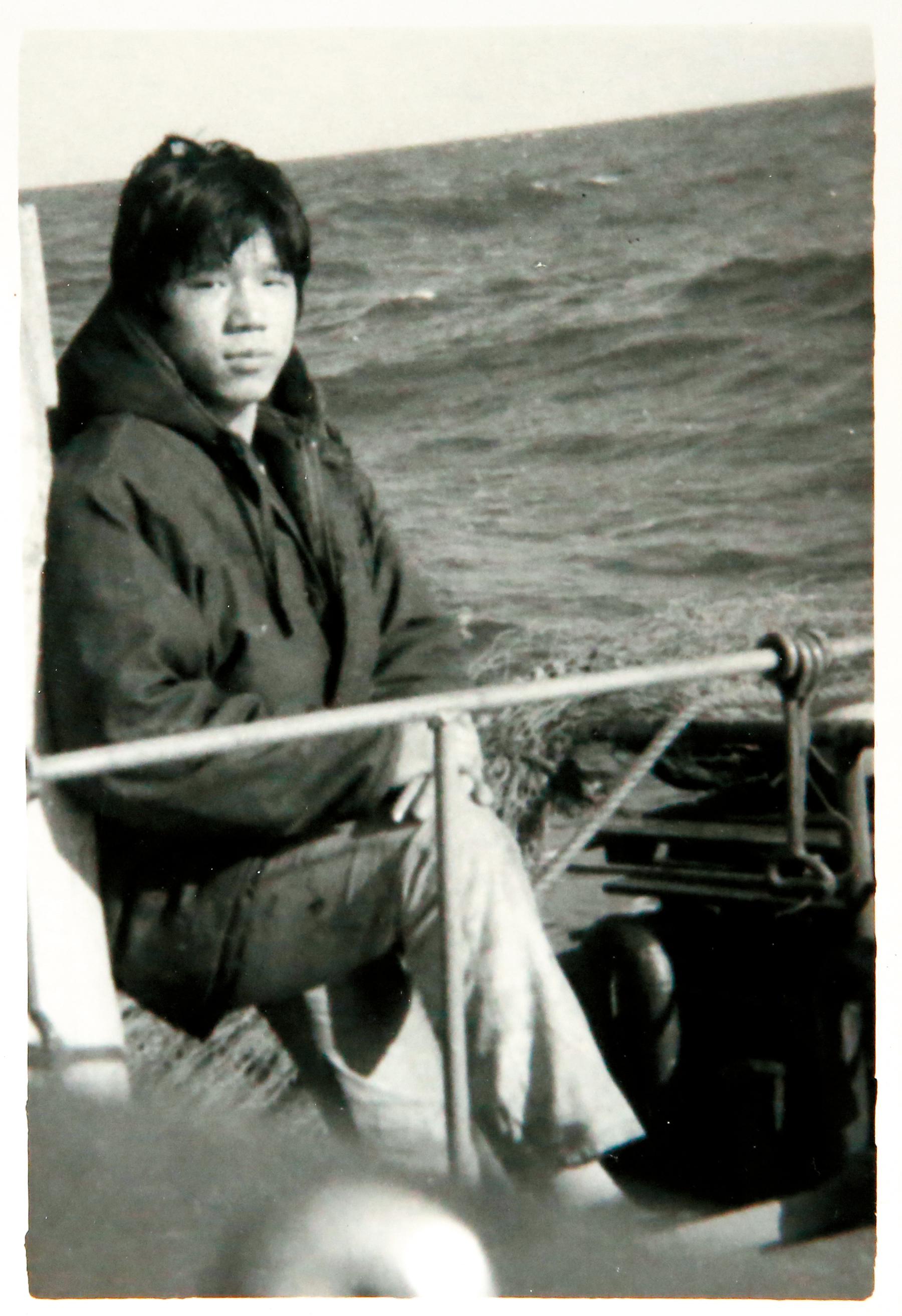 沈瑞章18歲開始跑船,20多歲時在船上留影。(沈瑞章提供)