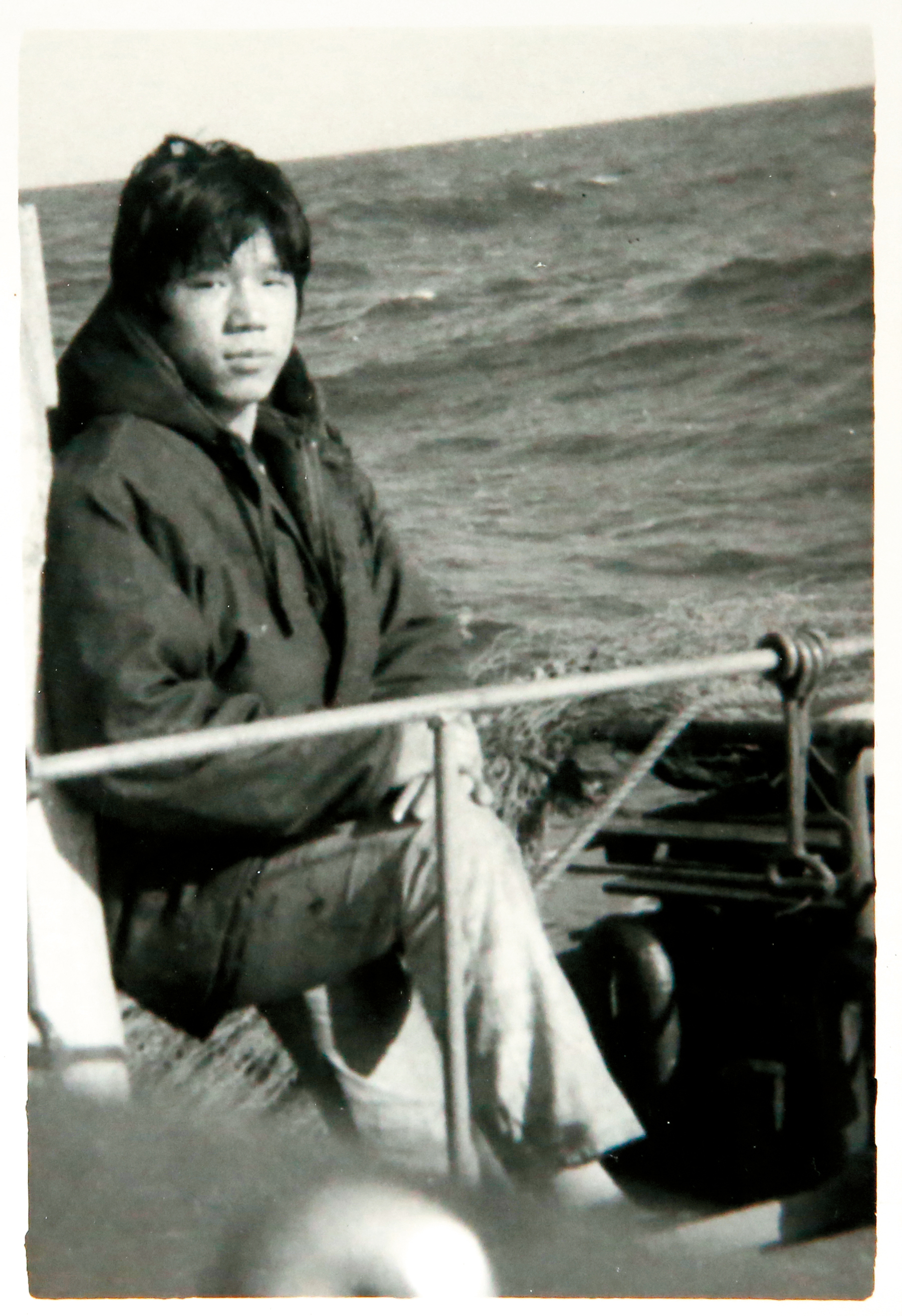 沈瑞章18歲開始跑船,20多歲時在船上留影。(沈瑞章提供)