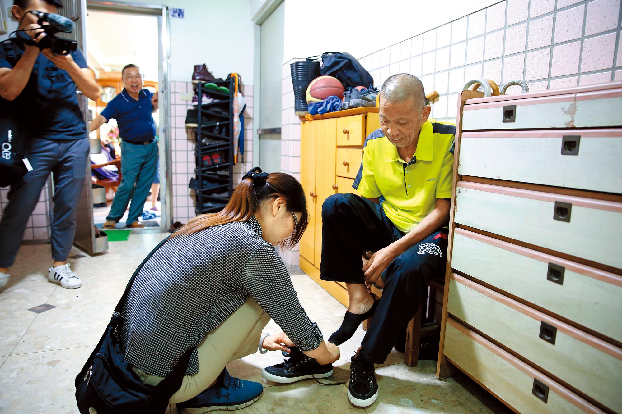 沈妻楊秀慧(左前蹲者)個性堅毅、身材高䠷,但在沈瑞章身旁就成了小女人。看丈夫仍虛弱,自然而然蹲下身為他綁鞋帶。