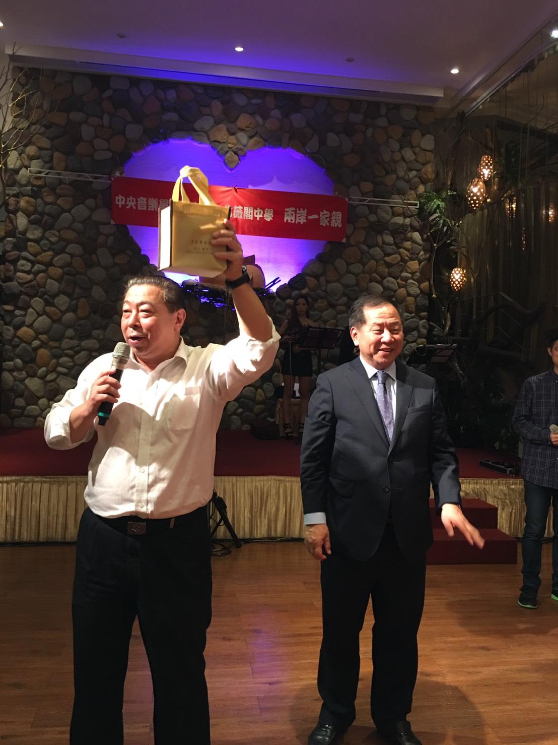 李傳洪(右)與前大陸海協會副會長王小兵(左)是舊識,2014年,王小兵翻閱公文時意外發現船員被持事件,找上李傳洪金援。(李傳洪提供)