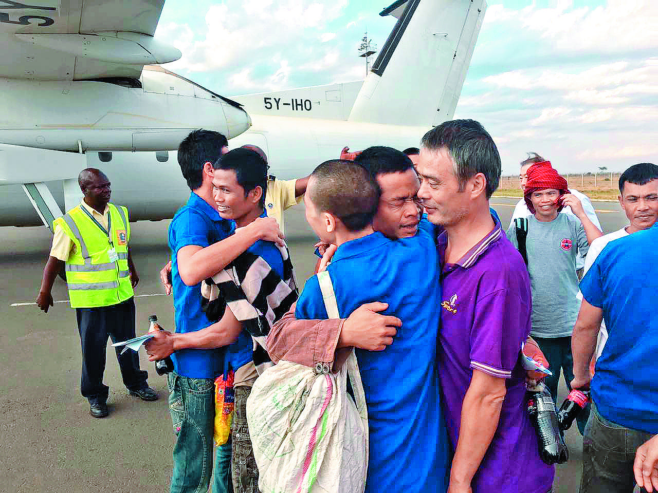 船員經歷生死交關，在獲釋平安抵達機場時，都相互擁抱喜極而泣。（家屬友人提供）
