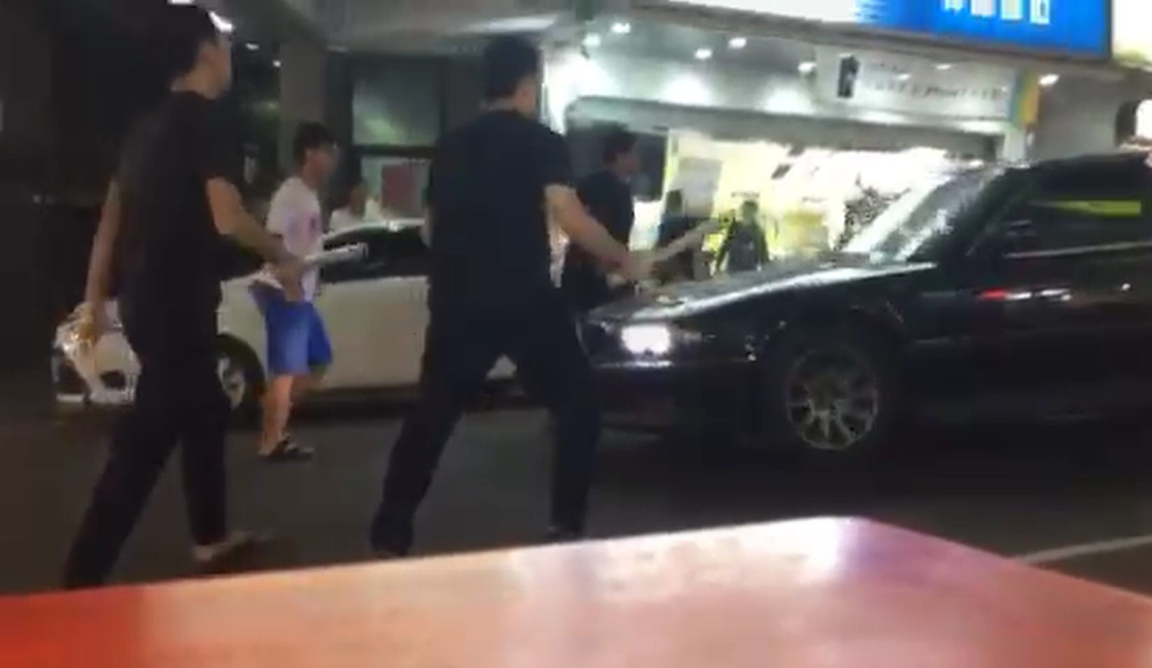 爸爸不好惹！BMW街頭撞爛ALTIS　反被網友讚好威