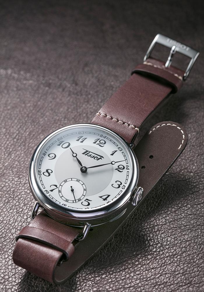 天梭的Heritage 1936 完全復刻了歷史錶款的面貌,包括45mm錶殼、焊接式的錶耳設計以及面盤樣式,仿若白瓷材質的面盤也讓腕錶質感更加分。定價NT$31,700。
